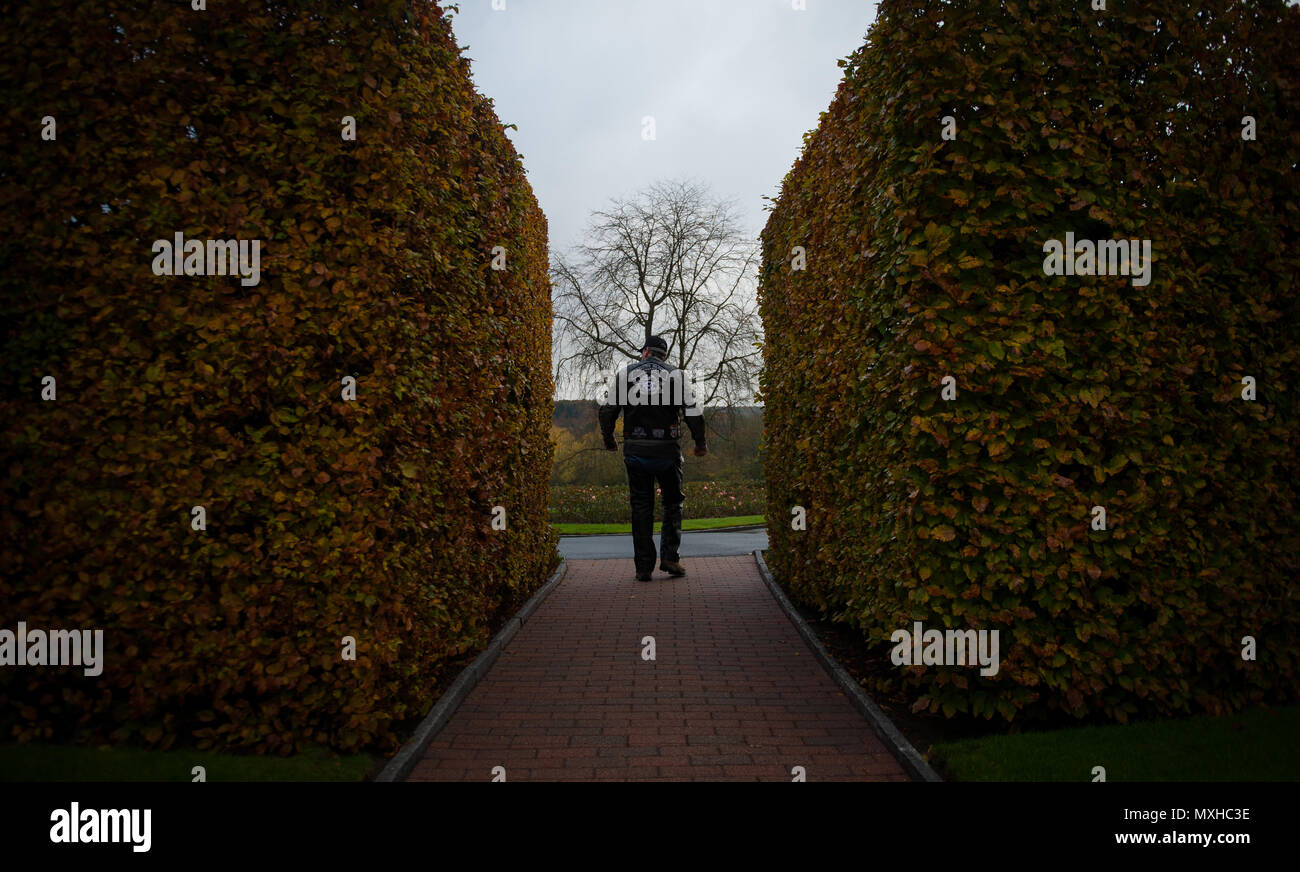 Un membro di Ramstein militari di moto club da Kaiserslautern Comunità Militare passeggiate attraverso l'ingresso della Lorena Cimitero Americano nov. 11, 2016 a San Avold, Francia. Veterano del giorno è osservata annualmente in novembre 11 e commemora i veterani militari che attualmente servono o che hanno servito la U.S. forze armate, compresi coloro che hanno dato il sacrificio estremo. Secondo il Ministero della difesa e Veterans Administration, dato che la prima guerra mondiale, circa 624,000 servicemembers negli Stati Uniti sono stati uccisi in azione combattendo in guerre e conflitti. Il Lorraine Cimitero Americano contiene il bur Foto Stock