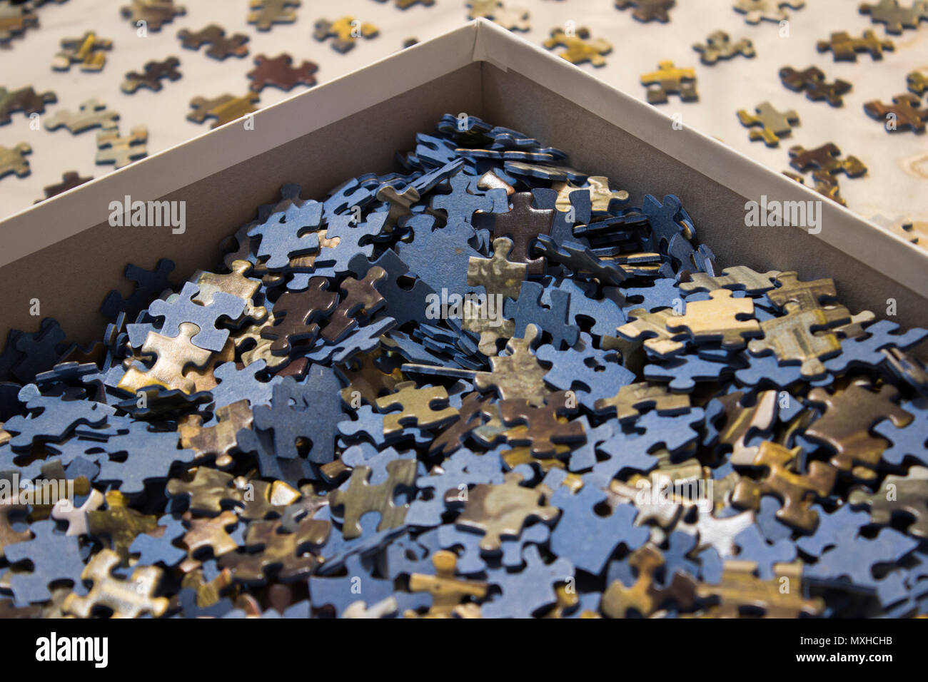 Close-up di un mare di Jigsaw Puzzle all' interno di un riquadro Foto Stock