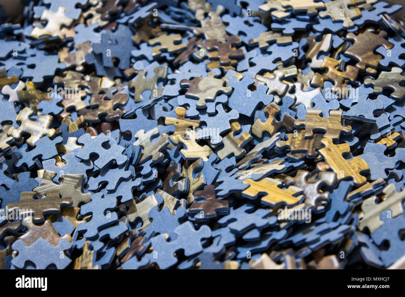 Close-up di un mare di Jigsaw Puzzle all' interno di un riquadro Foto Stock