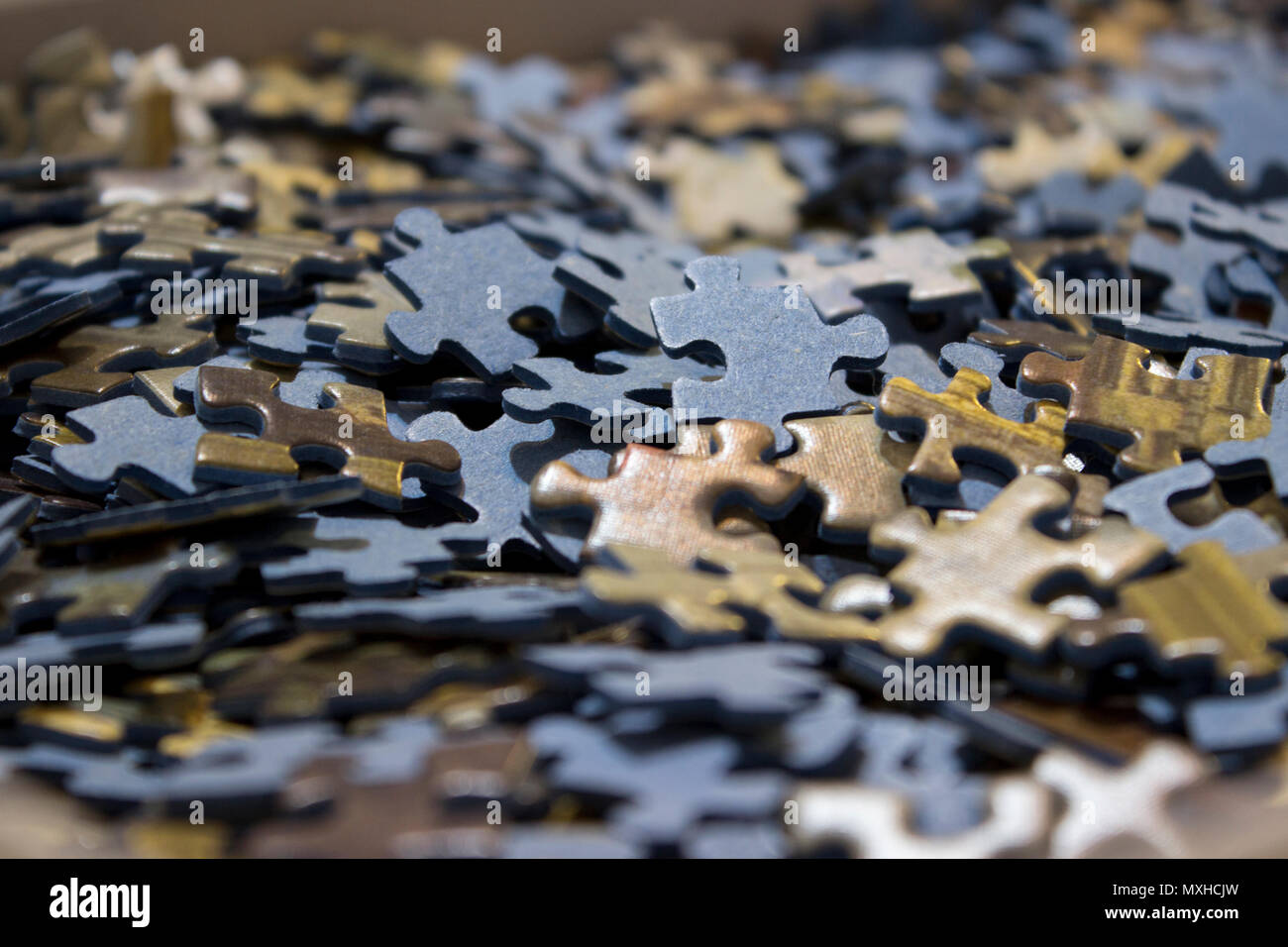 Close-up di un mare di Jigsaw Puzzle all' interno di un riquadro Foto Stock