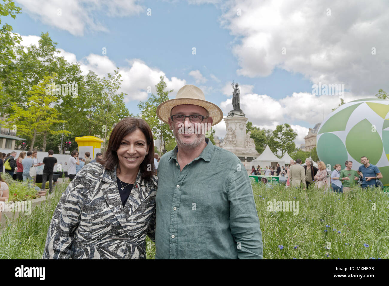 Parigi, Francia. Il 2 giugno, 2018. Anne Hidalgo, Sindaco di Parigi e Gad Weil, creatore della seconda edizione di BiodiversiTerre pongono. Foto Stock