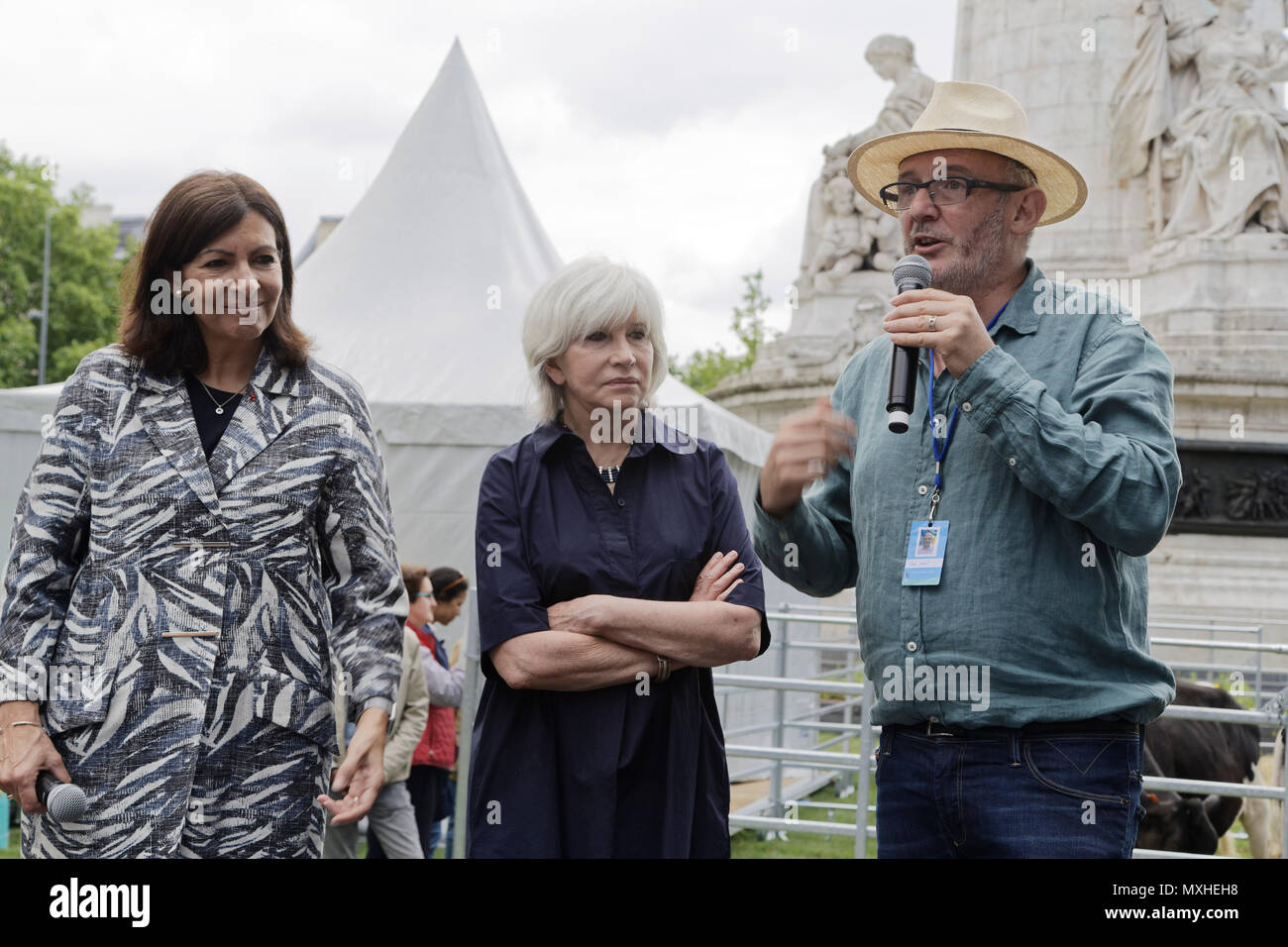 Parigi, Francia. Il 2 giugno, 2018. Laurence Tubiana, Anne Hidalgo, Sindaco di Parigi e Gad Weil frequentare Biodiversiterre creato dall'artista Gad Weil. Foto Stock