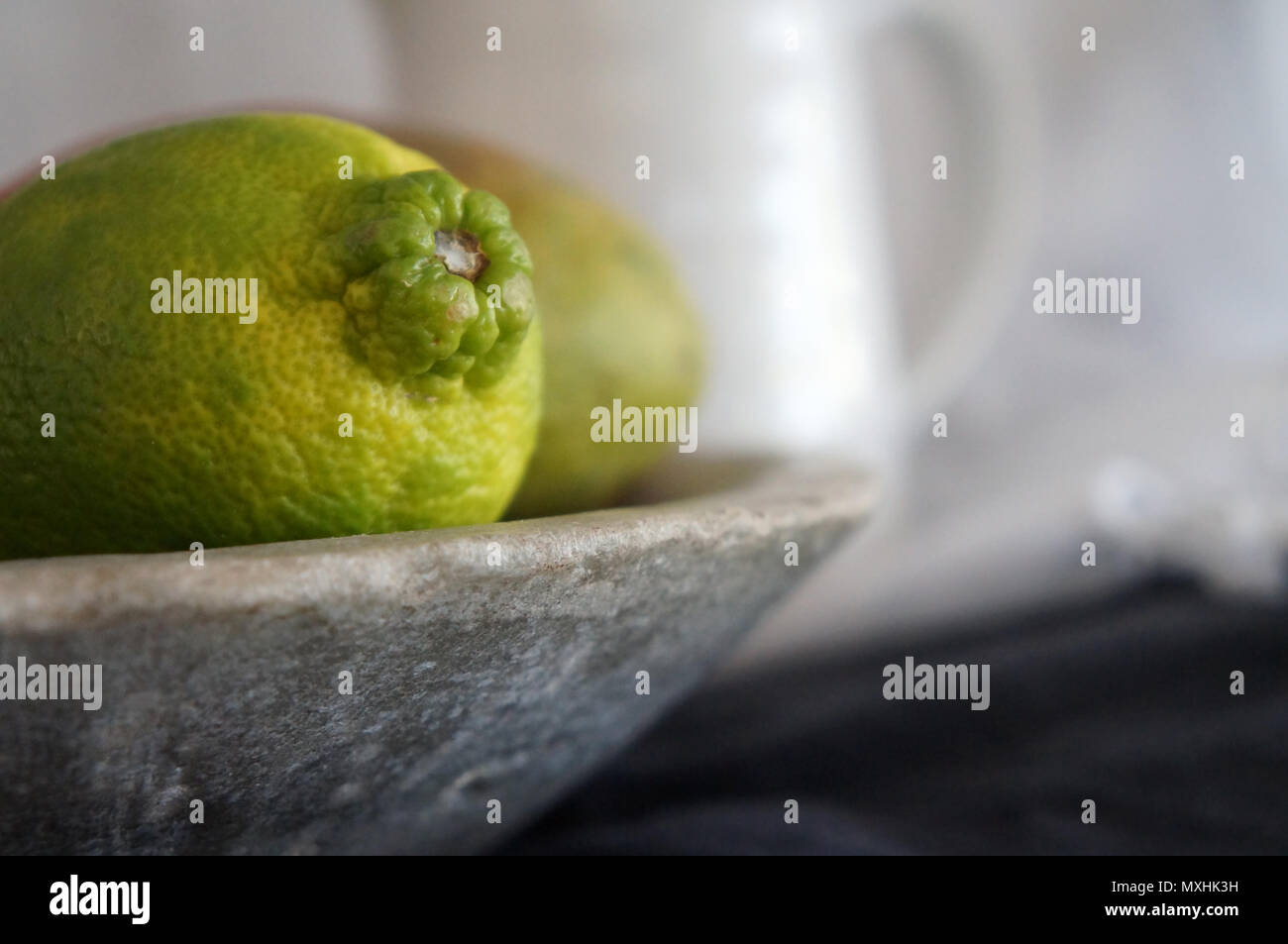 Lime nel recipiente di pietra Foto Stock