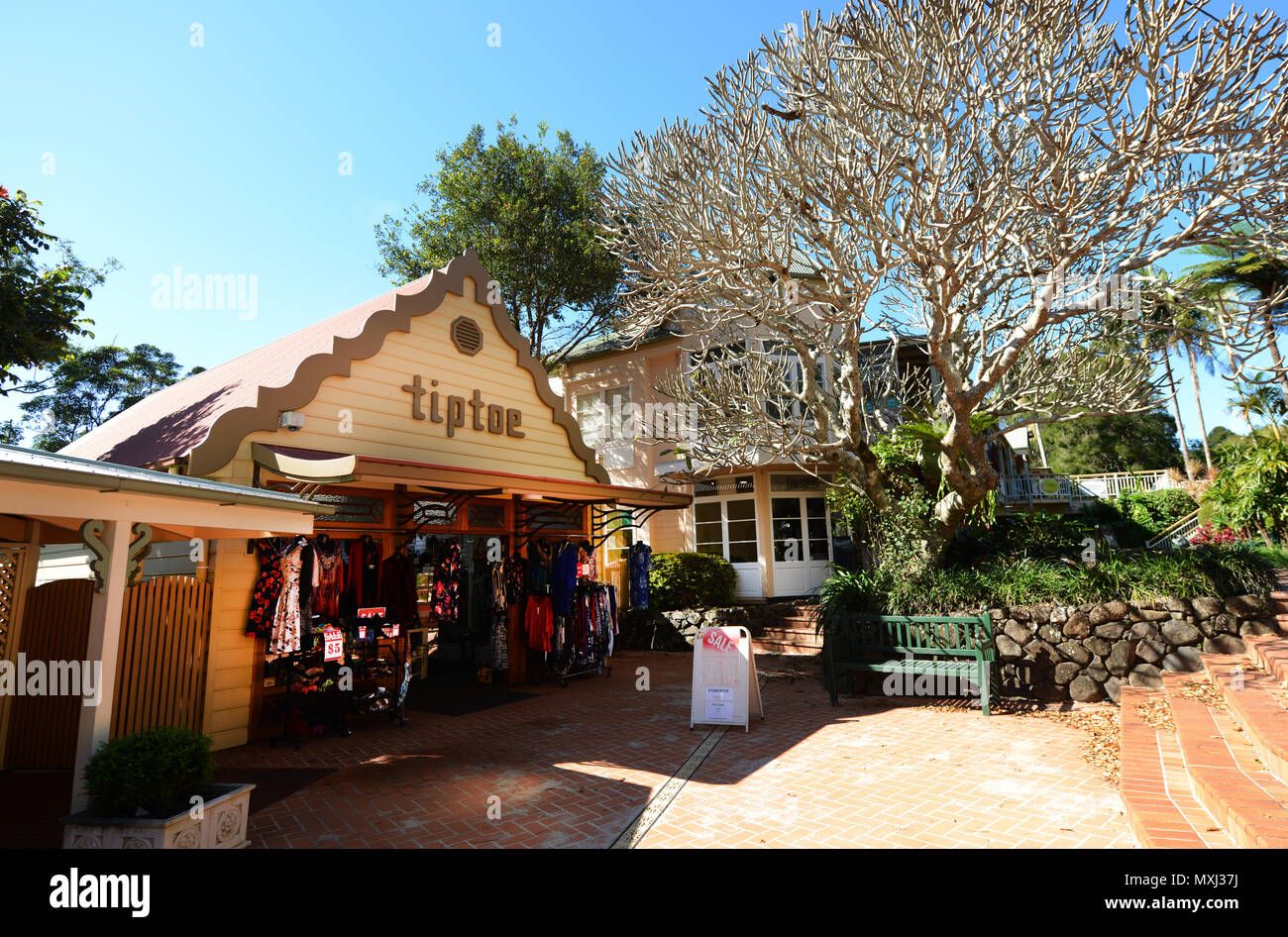 Negozi boutique e caffetterie lungo la strada principale di Montville, Queensland. Foto Stock
