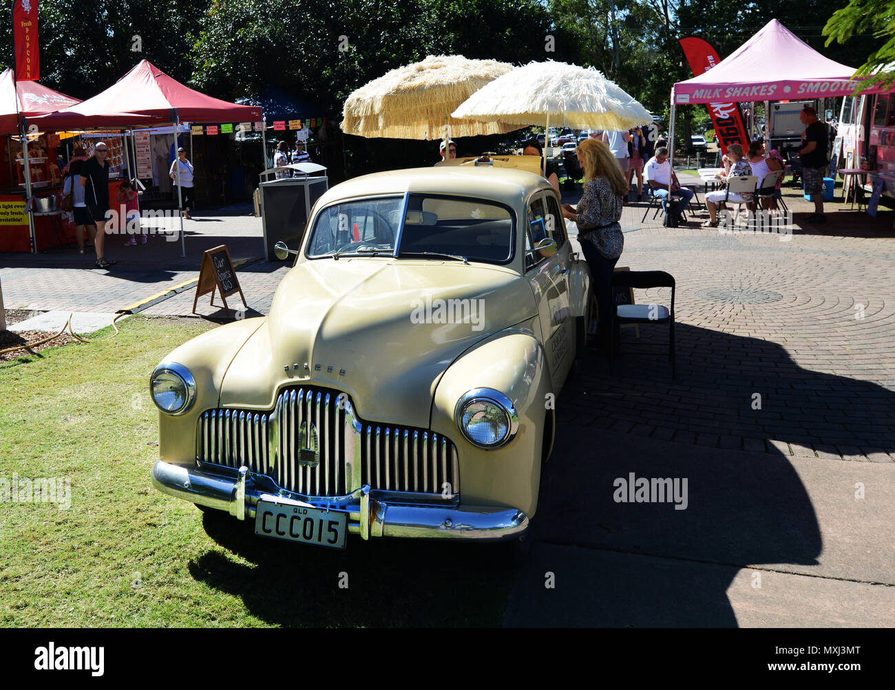 Un vecchio Holden auto in Eumundi, Queensland, Australia. Foto Stock