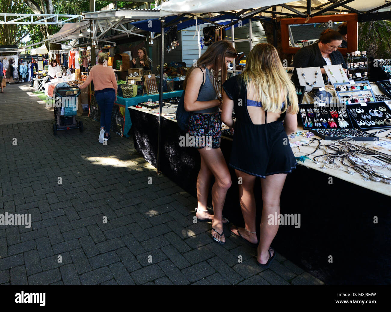 Il vivace mercato Eumundi nel Queensland, in Australia. Foto Stock