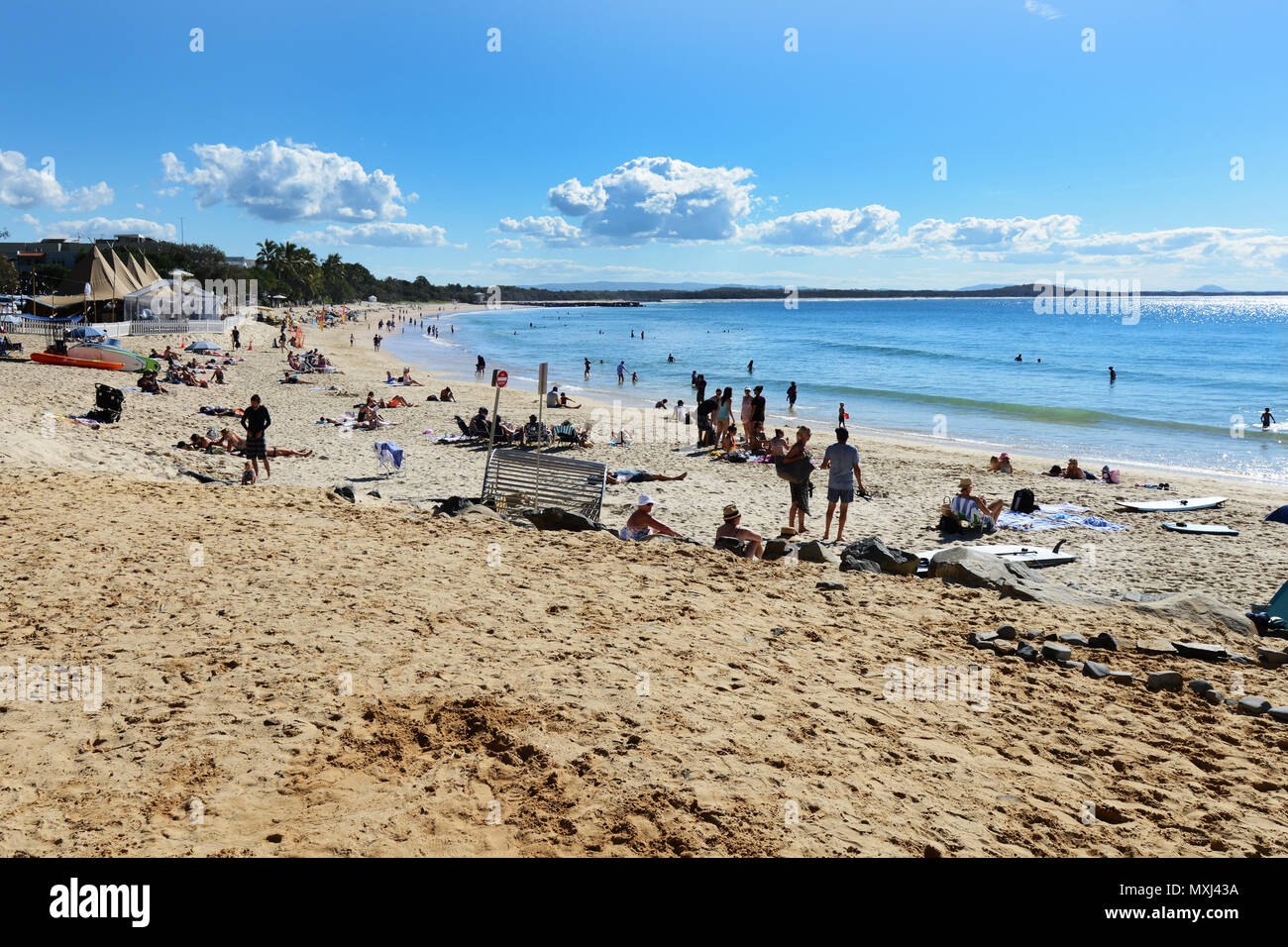 La bellissima spiaggia di sabbia bianca a Noosa Heads. Foto Stock