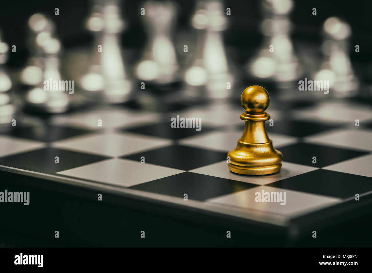 Strategia di battaglia di scacchi intelligenza gioco di sfida sulla scacchiera. Successo il concetto di strategia. Scacchi leader di business e successo idea. Strategia di scacchi Foto Stock