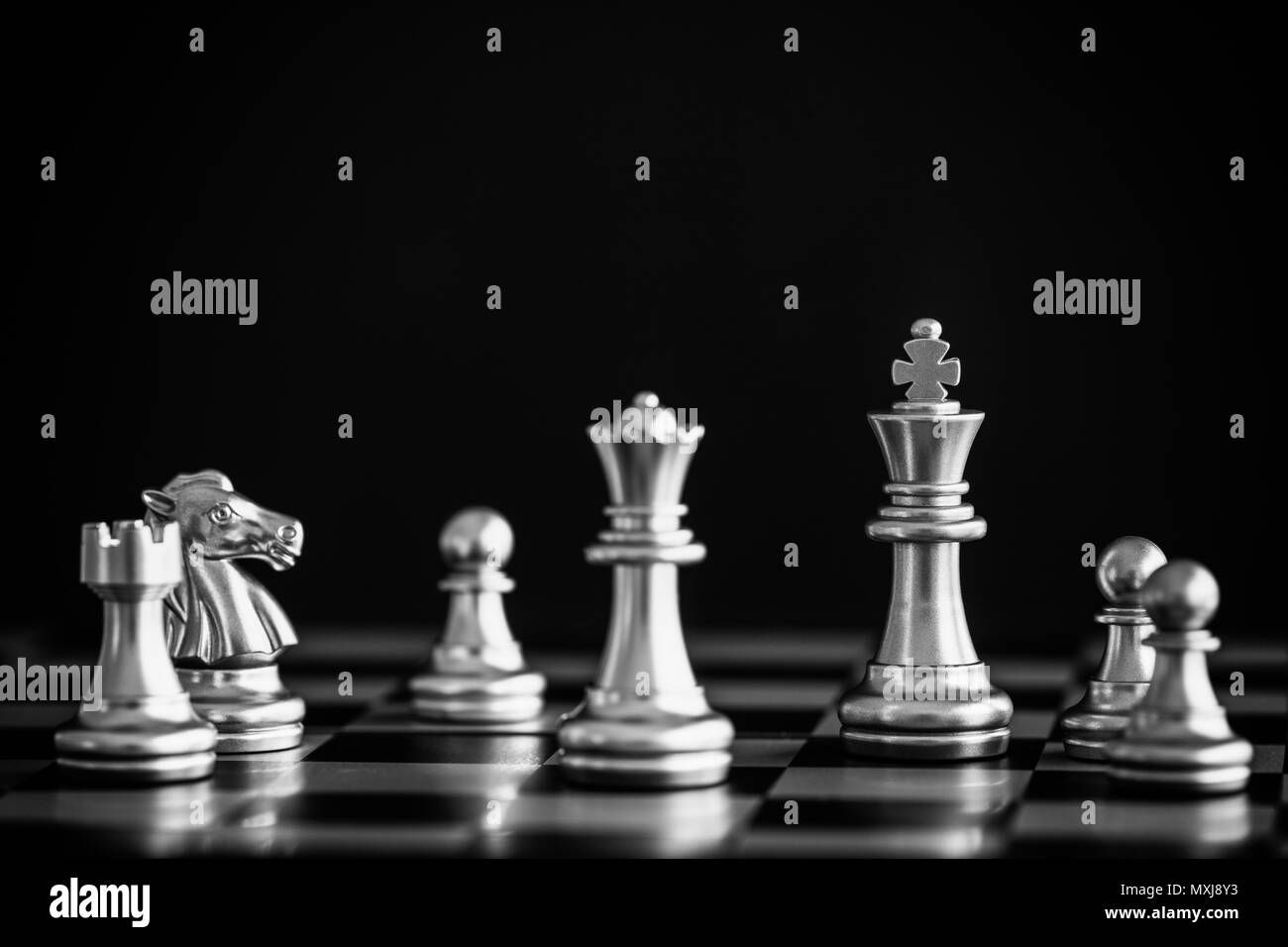 Strategia di battaglia di scacchi intelligenza gioco di sfida sulla scacchiera. Successo il concetto di strategia. Scacchi leader di business e successo idea. Strategia di scacchi Foto Stock
