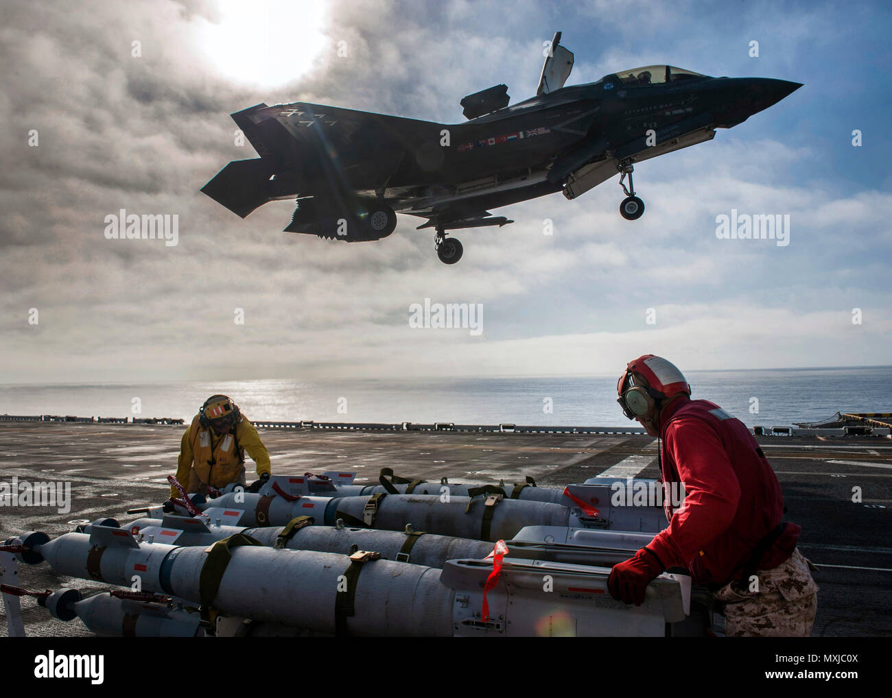 161105-N-VR008-0208 OCEANO PACIFICO (nov. 5, 2016) velisti assegnati ...