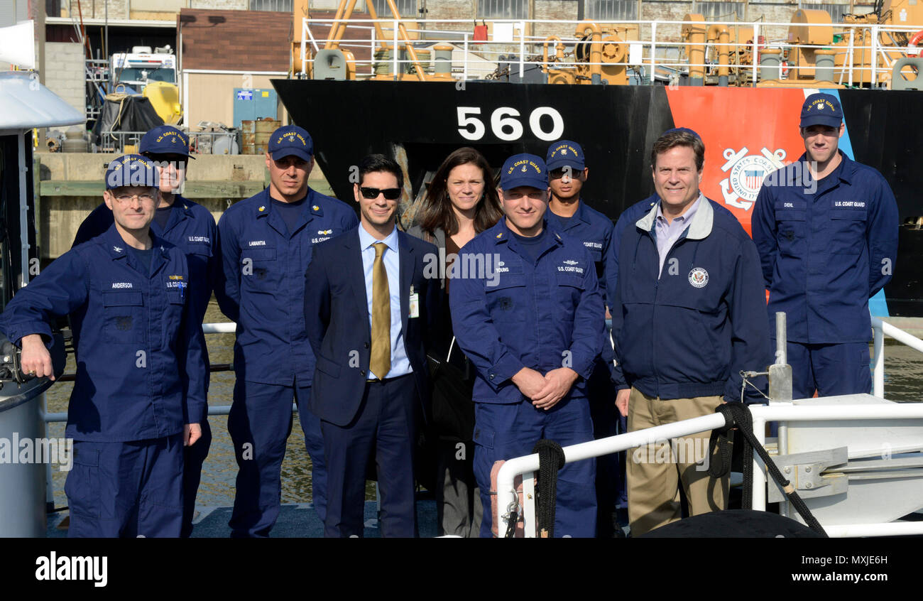 Sost. Donald Norcross pone con i membri della Guardia Costiera settore baia del Delaware e il guardacoste gancio come parte di Norcross' familiarizzazione dei dazi e le unità della Guardia Costiera servono i membri in tutta Philadelphia, New Jersey e Delaware, nov. 2, 2016. Coast Guard foto di Sottufficiali di prima classe Seth Johnson Foto Stock