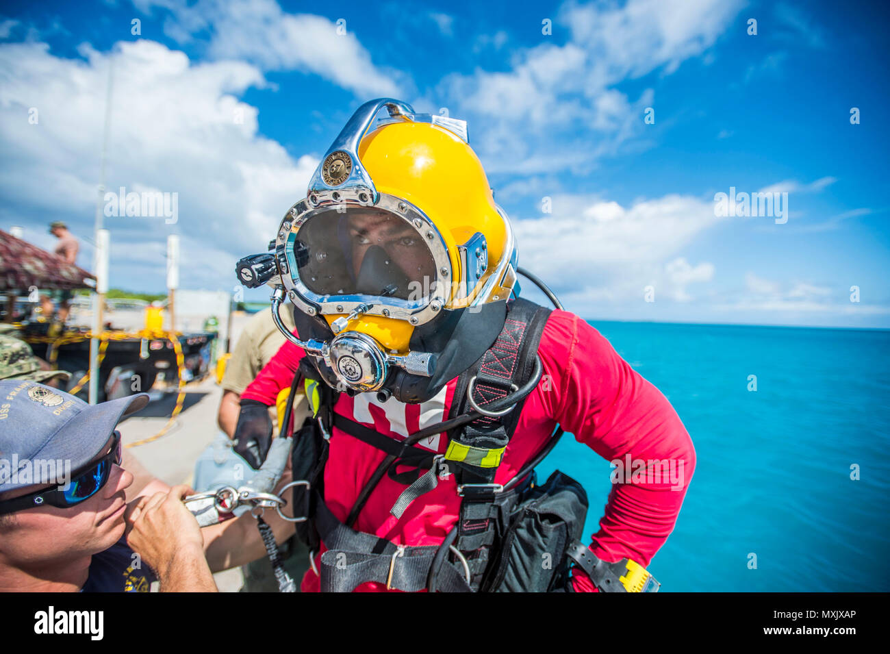 Petty Officer 1. Classe Matt Ramirez, assegnato alla costruzione subacquea Team (UCT) 2's costruzione Dive distacco Bravo (CDDB), retrocede giù per una scala di immersioni in Diego Garcia, Territorio britannico dell'Oceano Indiano, nov. 8, 2016. CDDB è di eseguire la precisione demolizioni subacquee e recupero di luce per rimuovere ostruzioni da Diego Garcia profonde del progetto wharf. CDDB è il terzo stop della loro distribuzione, dove stanno conducendo l'ispezione, la manutenzione e la riparazione dei vari subacquea e waterfront attrezzature mentre sotto il comandante, Task Force (CTF) 75, il primario expeditionary task force responsib Foto Stock