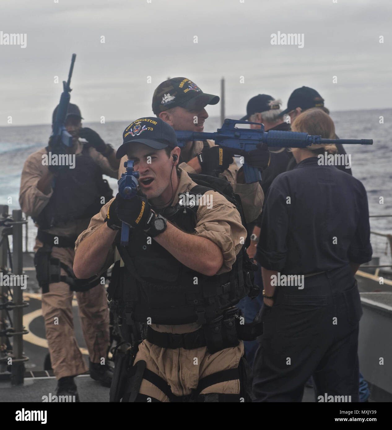 Oceano Pacifico (nov. 12, 2016) Petty Officer 2a classe Joshua Barding conduce una visita, scheda, ricerca e sequestro (VBSS) praticare a bordo guidato-missile destroyer USS Decatur (DDG 73). Decatur, lungo con visite-missile cacciatorpediniere USS Momsen (DDG 92) e USS Spruance (DDG 111) sono distribuiti a supporto della sicurezza marittima e della stabilità nel Indo-Asia-Pacifico come parte di un U.S. 3a flotta del Pacifico della superficie del gruppo di azione (PAC SAG) sotto il comandante, Destroyer Squadron 31 (CD 31) (U.S. Navy foto di Sottufficiali di terza classe Gerald Dudley Reynolds/rilasciato) Foto Stock