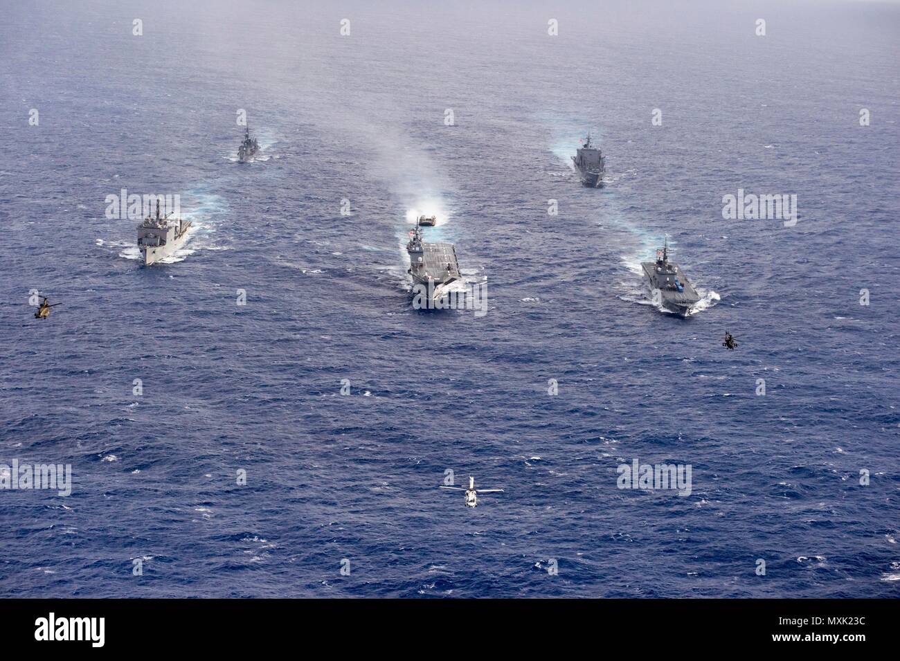 161106-N-ZK021-403 OCEANO PACIFICO (nov. 6, 2016) - Le navi che partecipano in vivo spada 2017 vapore in formazione durante un esercizio di foto. Appassionato di spada 17 è un giunto e bilaterali di formazione sul campo di allenamento (FTX) tra gli Stati Uniti e le forze giapponesi intende aumentare la prontezza e l'interoperabilità nel quadro dell'U.S. - Giappone alliance. (U.S. Navy foto di Sottufficiali di prima classe Gervacio Nardel/rilasciato) Foto Stock