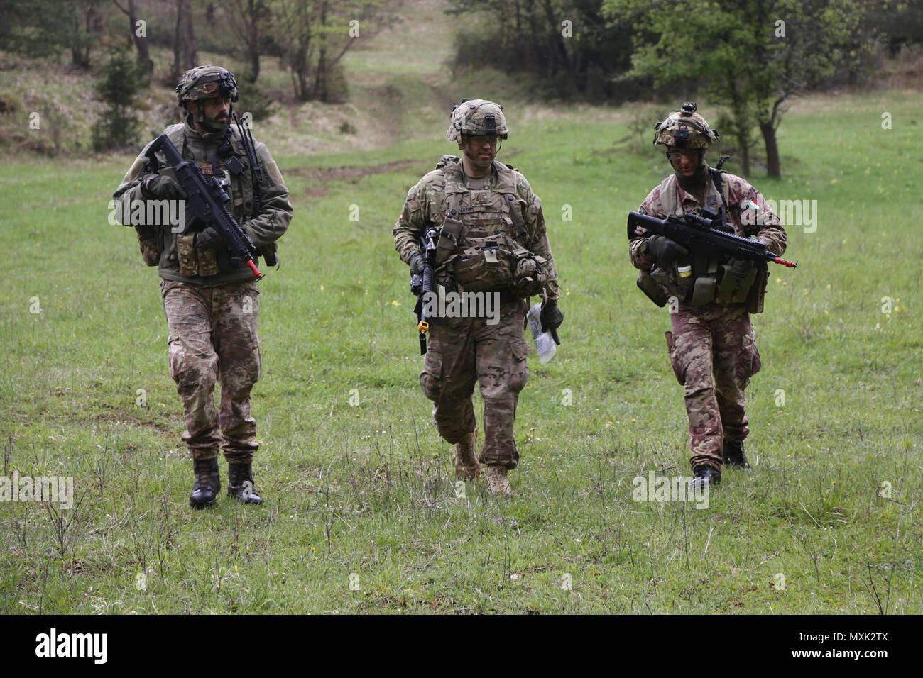 Un U.S. Soldato, centro di quarto squadrone, 2d della Cavalleria e soldati italiani del terzo squadrone Savoia Cavallera ritorno da un perimetro patrol durante la gestione di un tactical operations center durante la sciabola di giunzione 17 al Hohenfels Area Formazione, Germania, 5 maggio 2017. Saber 17 di giunzione è la U.S. Esercito dell'Europa 2d di cavalleria del reggimento Combat training center esercizio di certificazione, che si svolge presso la multinazionale comune disponibilità centro in Hohenfels, Germania, 25 aprile-maggio 19, 2017. Questo esercizio è progettato per valutare la predisposizione del reggimento di condurre unified operazioni terrestri, con un appr Foto Stock