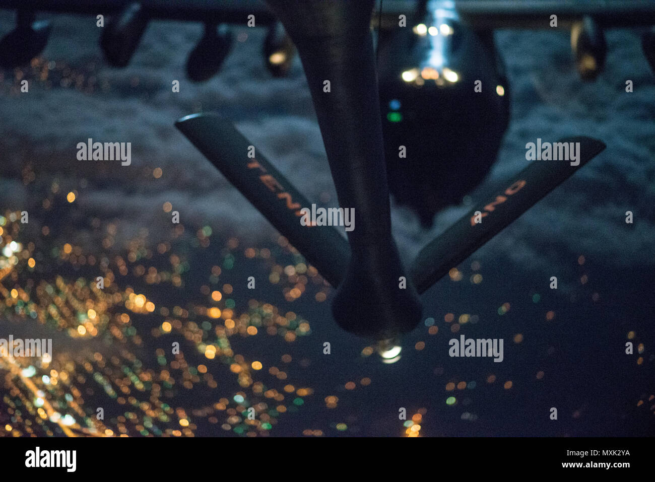 McGHEE TYSON Air National Guard BASE, Tennessee -Membri dell'151st Air Refuelling Squadron, basata a 134Air Refuelling Wing facilitare la formazione con un C-130, basato a Moody Air Force Base, durante una missione notturna illuminata dalla luna nuova. I piloti in formazione a turno collegando il velivolo per il KC-135 Stratotanker è boom di essere meglio attrezzati per lunghe missioni di gamma. (Air National Guard foto di Tech. Sgt. Jonathan giovani) Foto Stock