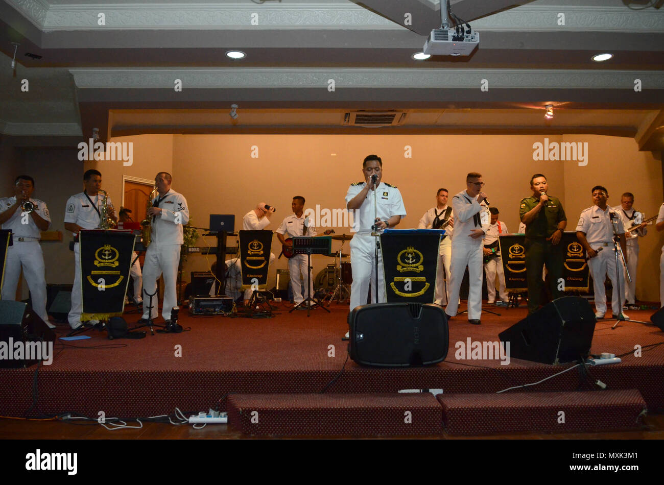 161116-N-WJ640-134 BRUNEI (nov. 16, 2016) DEGLI STATI UNITI Navy 7 Banda della flotta, Orient Express, esegue con la Royal Navy Brunei Band per i cittadini locali in Brunei, nov. 16, durante la cooperazione a galla la prontezza e la formazione (Carati) Brunei 2016. Carato è una serie annuale di esercizi marittimo tra Stati Uniti Navy, U.S. Marine Corps e le forze armate di nove nazioni partner di includere il Bangladesh, Brunei, Cambogia, Indonesia, Malaysia, Filippine, Singapore, Thailandia e Timor Est. (U.S. Navy foto di Sottufficiali di terza classe Madailein Abbott) Foto Stock