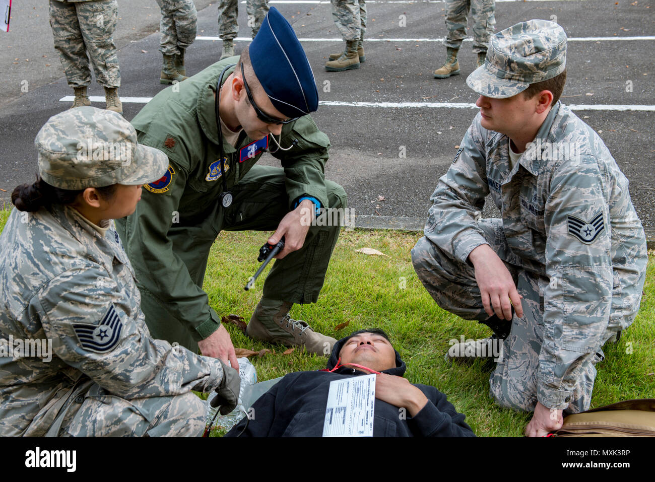 Membri provenienti da 374 Gruppo medico determinare che cosa fare con un paziente durante un disastro naturale esercitare su nov. 15, 2016 a Yokota Air Base, Giappone. L'esercizio simulato il coordinamento degli sforzi tra gli Stati Uniti e il Giappone Forza di Autodifesa dopo un disastro naturale nell'area metropolitana di Tokyo. (Usa foto di Airman 1. Classe Donald Hudson/rilasciato) Foto Stock