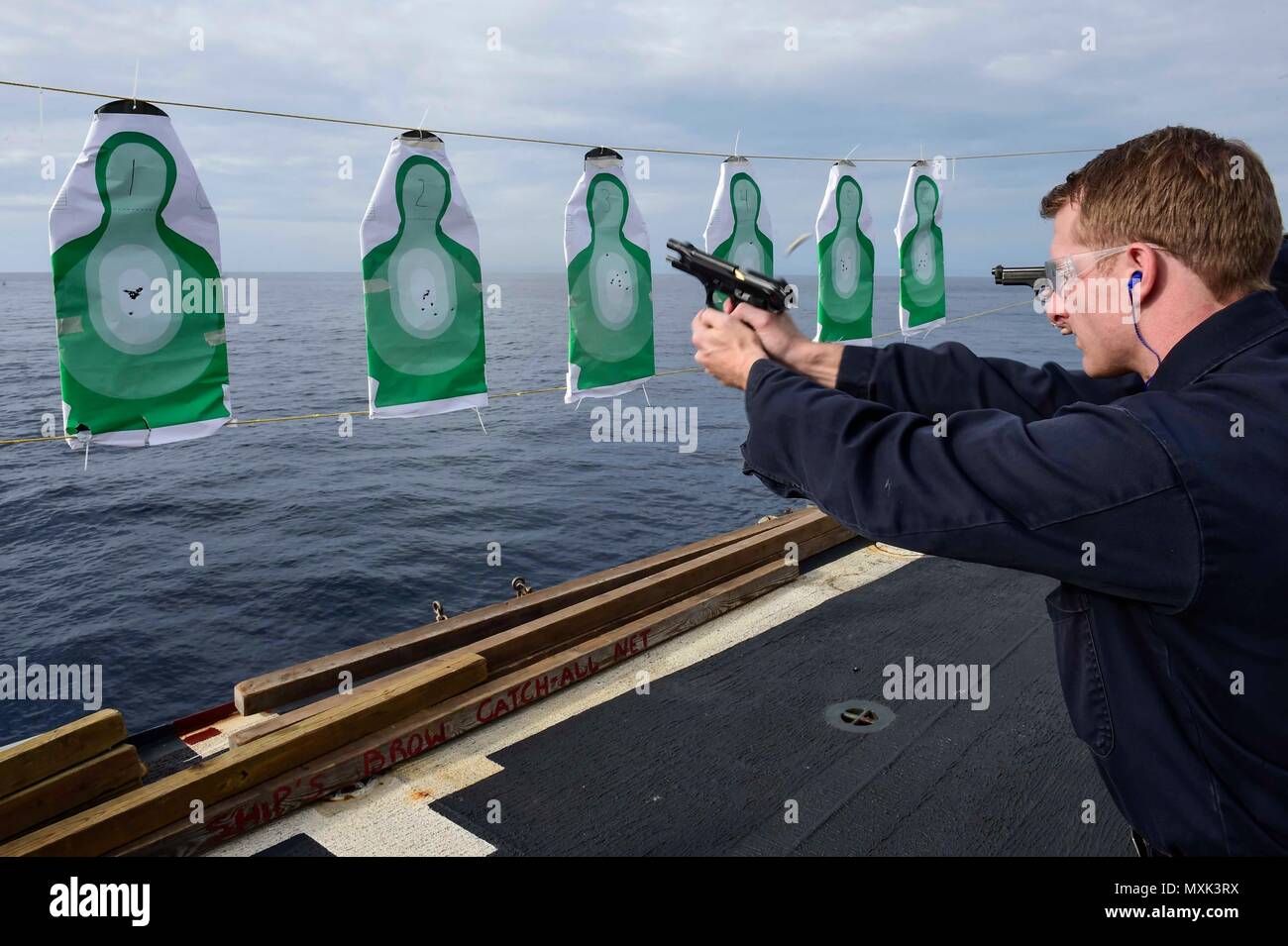 161114-N-FP878-065mare mediterraneo (nov. 14, 2016) Petty Officer 1. Classe Bruce Hammon da Dresda, Ohio, incendi a M-9 pistola durante un piccolo germoglio di armi a bordo della USS Ross (DDG 71 nov. 14, 2016. Ross, un Arleigh Burke-class guidato-missile distruttore, distribuita a Rota, Spagna, sta conducendo operazioni navali negli Stati Uniti Sesta flotta area di operazioni a sostegno degli Stati Uniti per gli interessi di sicurezza nazionali in Europa e in Africa. (U.S. Navy foto di Sottufficiali di prima classe Theron J. Godbold/rilasciato) Foto Stock