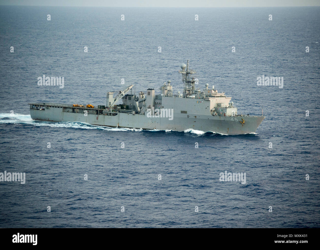 161106-N-ZK021-293 OCEANO PACIFICO (nov. 6, 2016) - USS Comstock LSD-45 di vapori in formazione durante un esercizio di foto durante l'appassionato di spada 2017. Appassionato di spada 17 è un giunto e bilaterali di formazione sul campo di allenamento (FTX) tra gli Stati Uniti e le forze giapponesi intende aumentare la prontezza e l'interoperabilità nel quadro dell'U.S. - Giappone alliance. (U.S. Navy foto di Sottufficiali di prima classe Gervacio Nardel/rilasciato) Foto Stock
