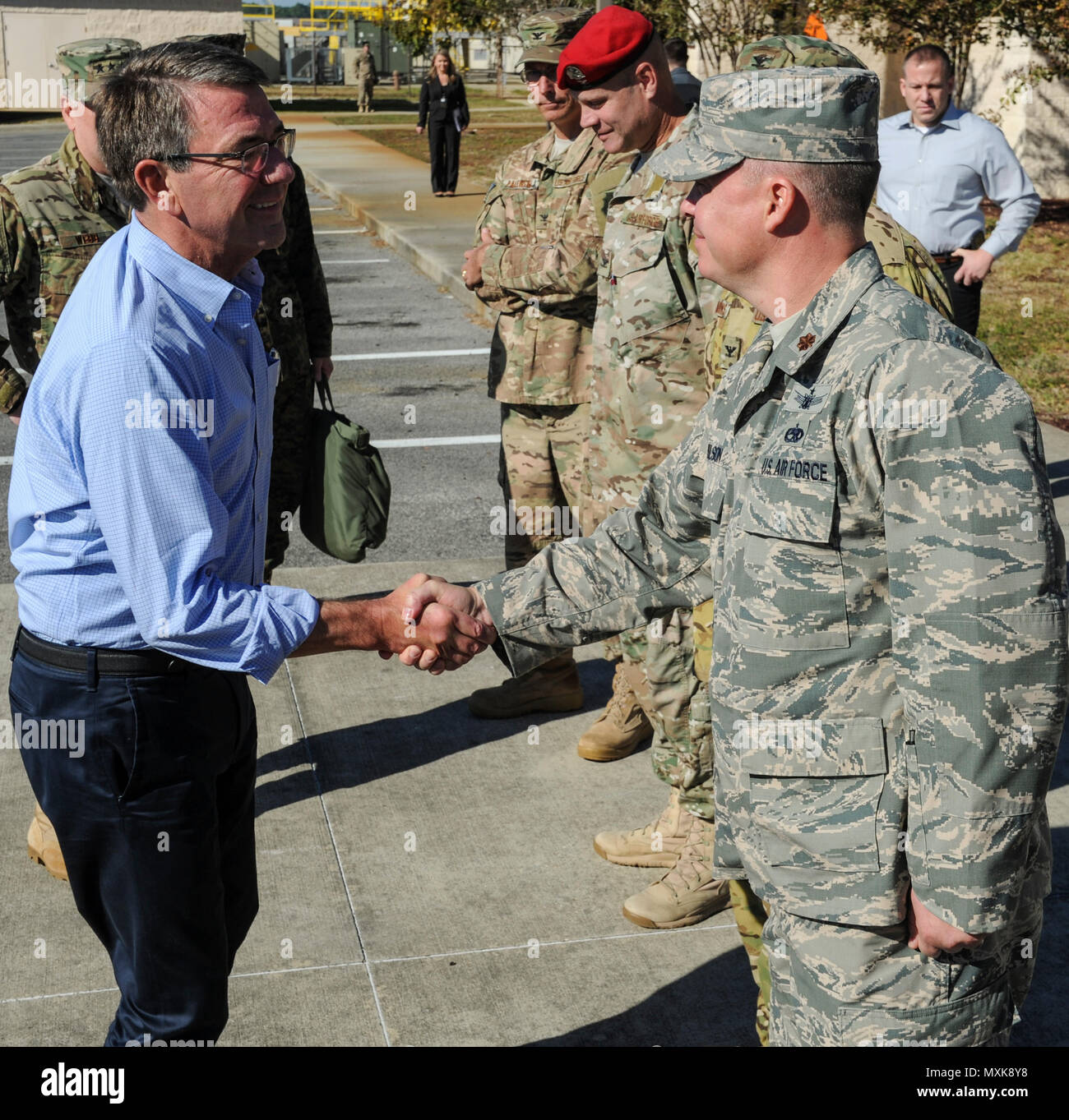 Il Segretario della Difesa Ash Carter saluta la leadership in campo Hurlburt Fla., nov. 17, 2016. Carter ha visitato con Air Force Special Operations Command Air Commandos, ha partecipato in un assalto comune forza con tattiche speciali team e ha volato su un CV-22 durante la sua visita al campo Hurlburt, Fla. (U.S. Air Force photo by Staff Sgt. Kentavist Brackin) Foto Stock