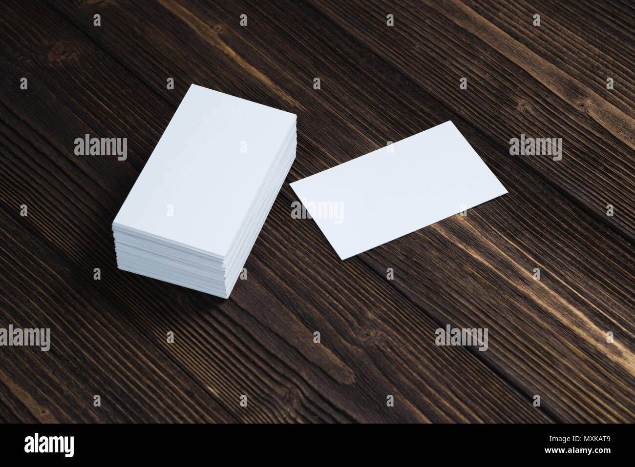 Blank business cards su legno tavolo di lavoro con copia spazio per aggiungere testo ID. e un logo azienda concept idea. Foto Stock
