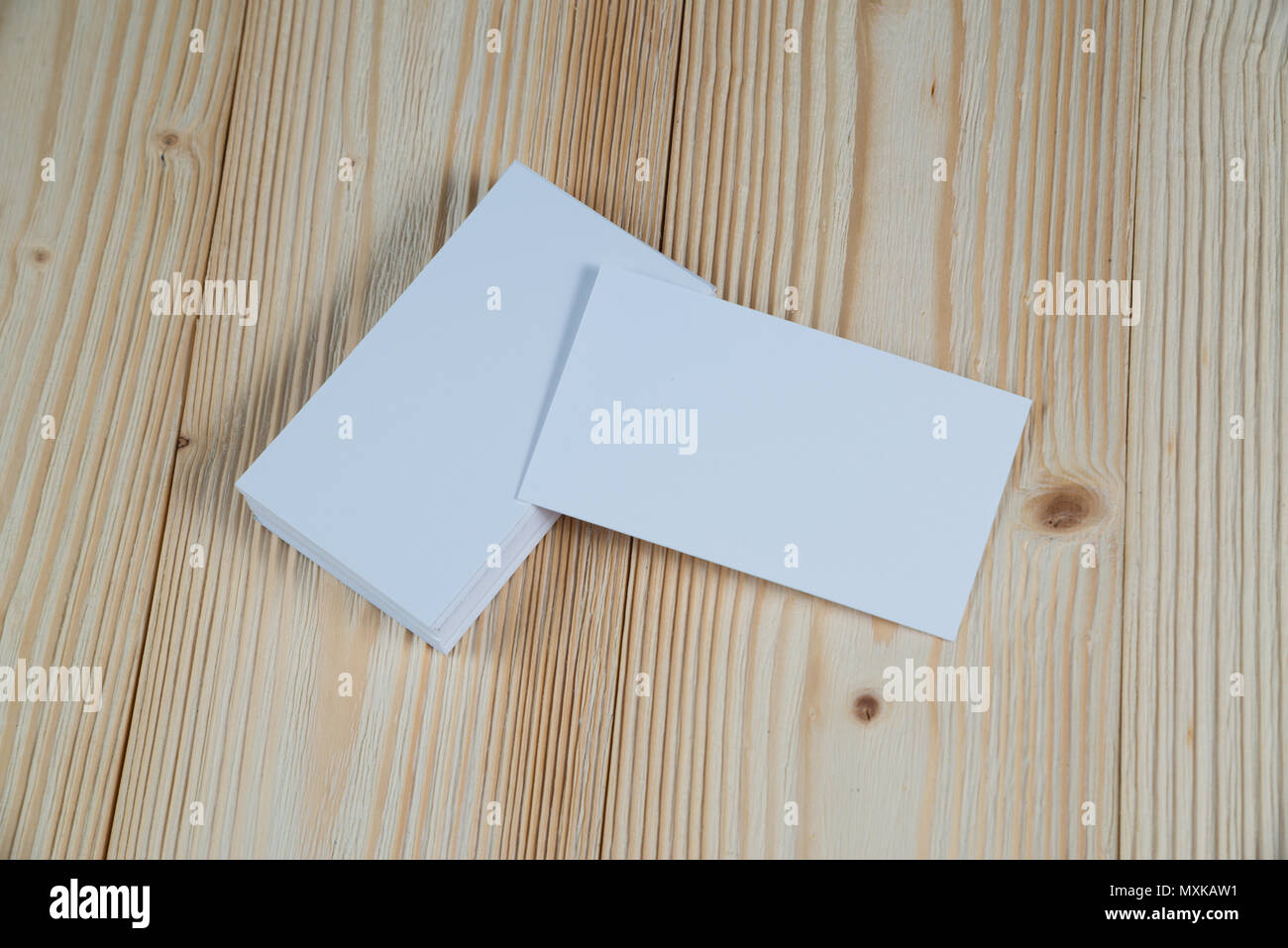 Blank business cards su legno tavolo di lavoro con copia spazio per aggiungere testo ID. e un logo azienda concept idea. Foto Stock