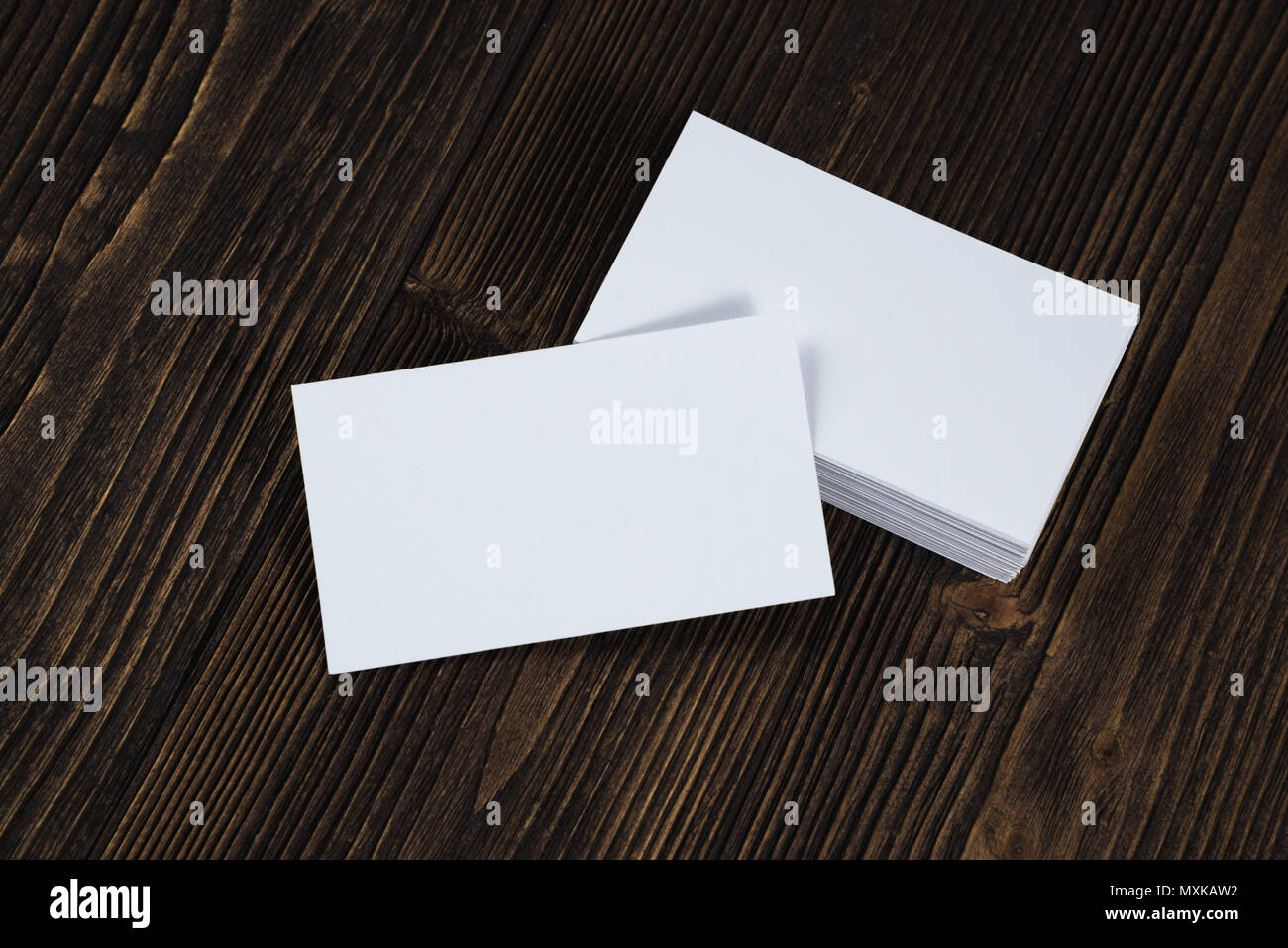 Blank business cards su legno tavolo di lavoro con copia spazio per aggiungere testo ID. e un logo azienda concept idea. Foto Stock