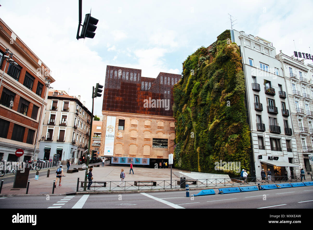 Madrid, Spagna - 2 Giugno 2018: veduta esterna del CaixaForum Madrid. Si tratta di un museo e un centro culturale nel Paseo del Prado sponsorizzato da La Caixa Bank. Esso Foto Stock