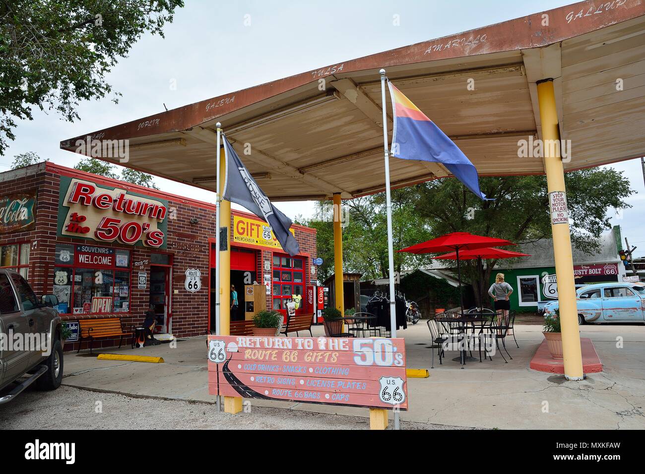 Seligman, AZ, Stati Uniti d'America - 24 Luglio 2017: Bellissimo Souvenir Shop In Seligman, Arizona. Ritorno al 50 regali sul percorso 66. Foto Stock