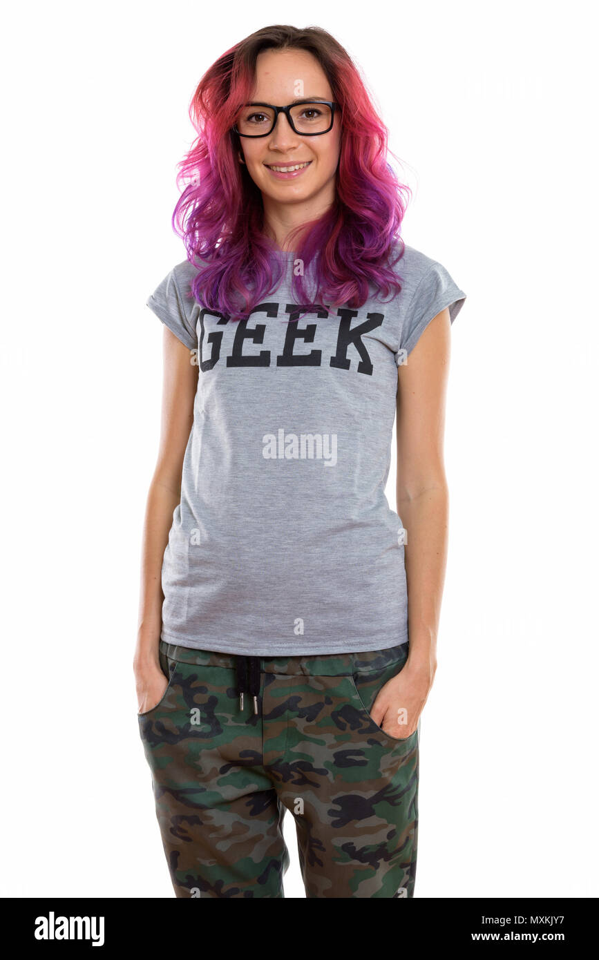 Studio shot di felice geek ragazza sorridente e in piedi mentre wearin Foto Stock