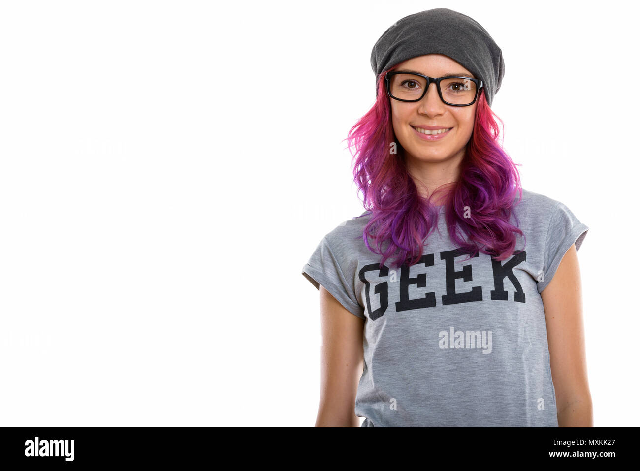 Studio shot di felice geek ragazza sorridente indossando occhiali da vista Foto Stock