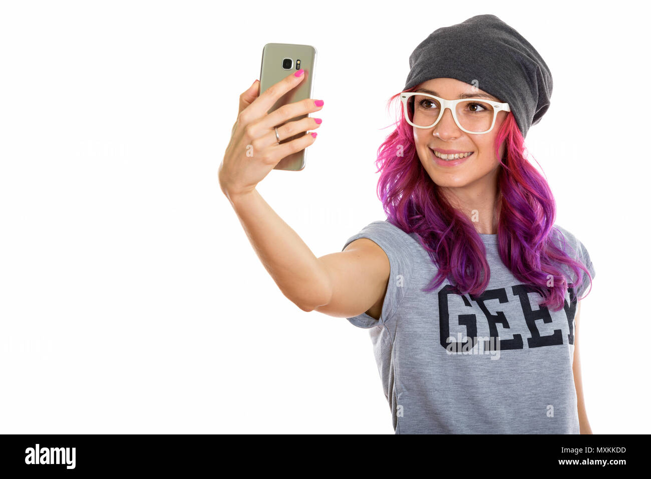 Studio shot di felice geek girl sorridere mentre prendendo selfie pictu Foto Stock