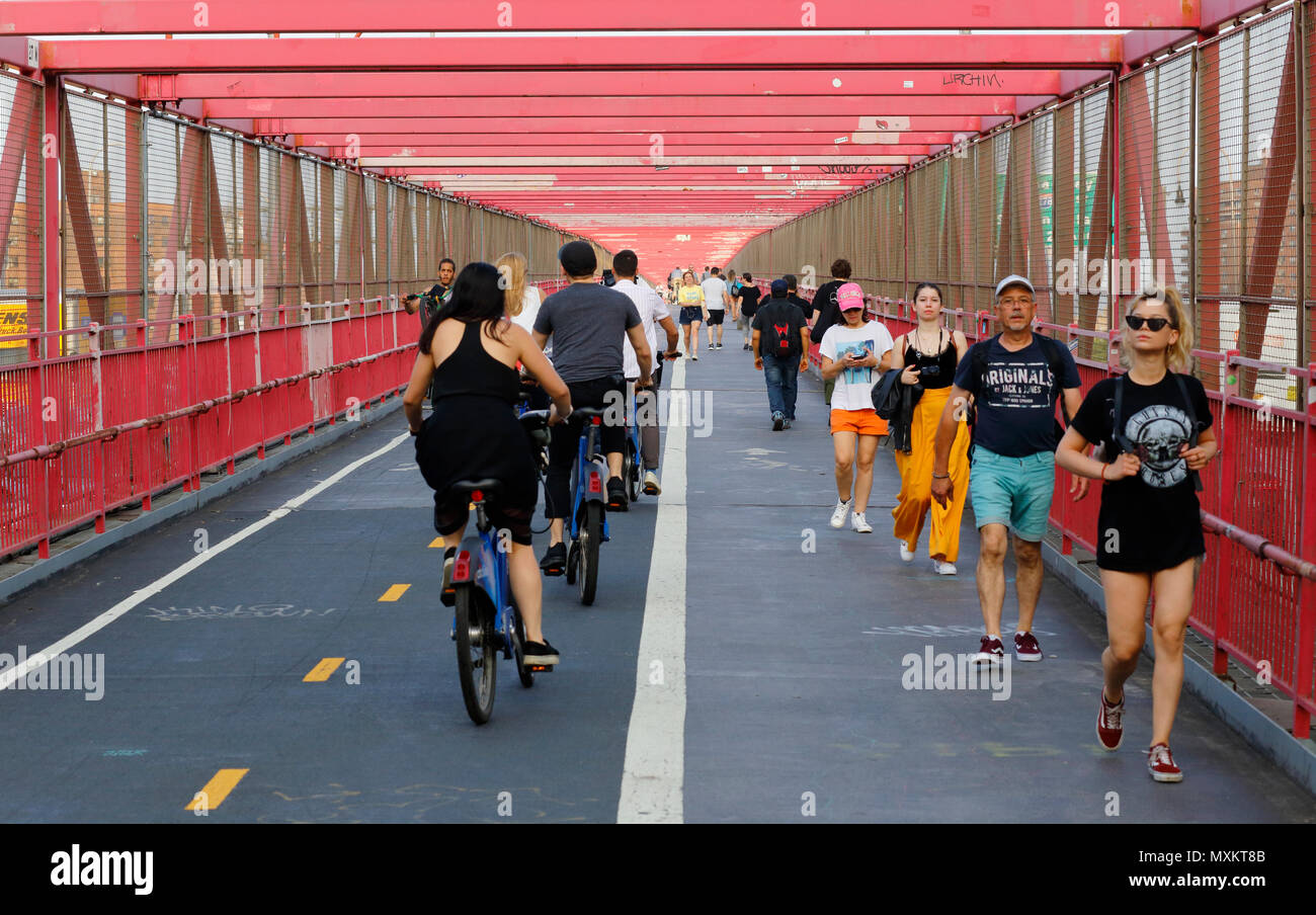 I ciclisti e i pedoni sul Williamsburg Bridge passerella Foto Stock