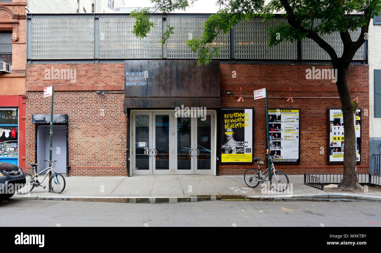 New York Theatre Workshop, 79 e quarta St, New York, NY. esterno alla vetrina di un teatro nel quarto blocco di arti nell'East Village di Manhattan. Foto Stock