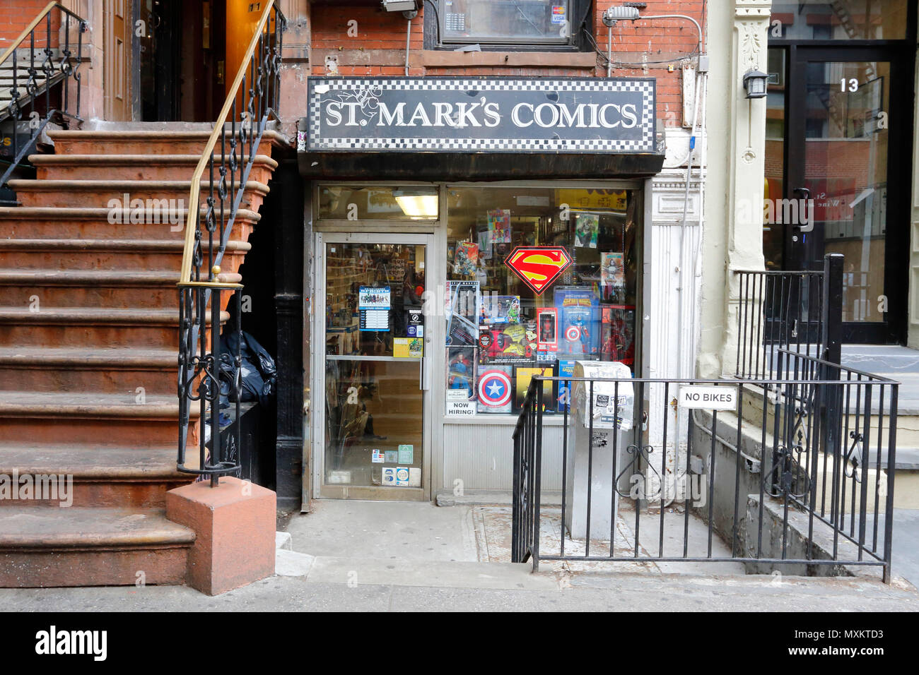 San Marco di fumetti, 11 St Marks Pl, New York, NY. esterno alla vetrina di un comic book store nell'East Village quartiere di Manhattan. Foto Stock