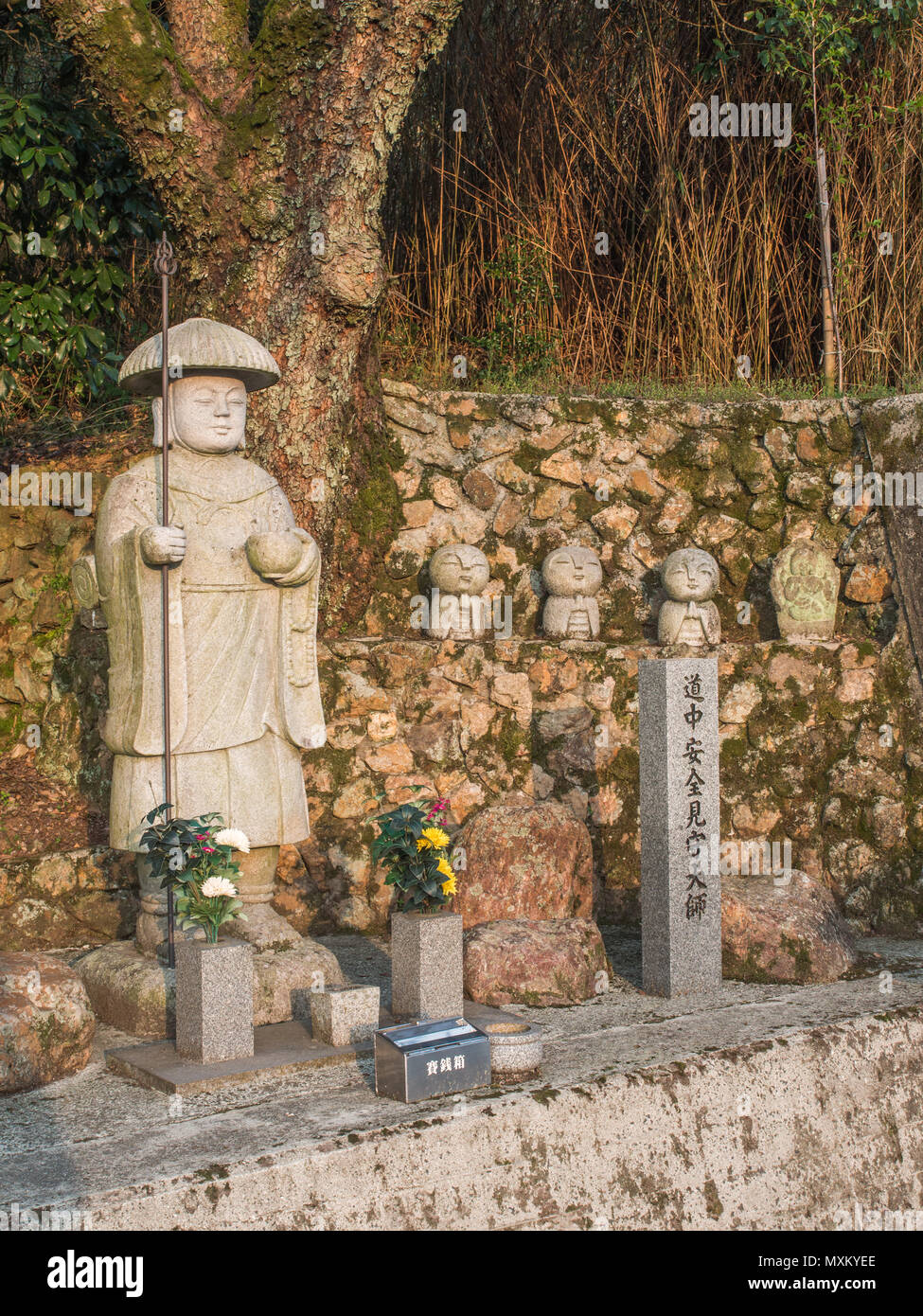 Strada santuario con la statua di Kobo Daishi, Minamori Daishi, Shikoku Giappone Foto Stock