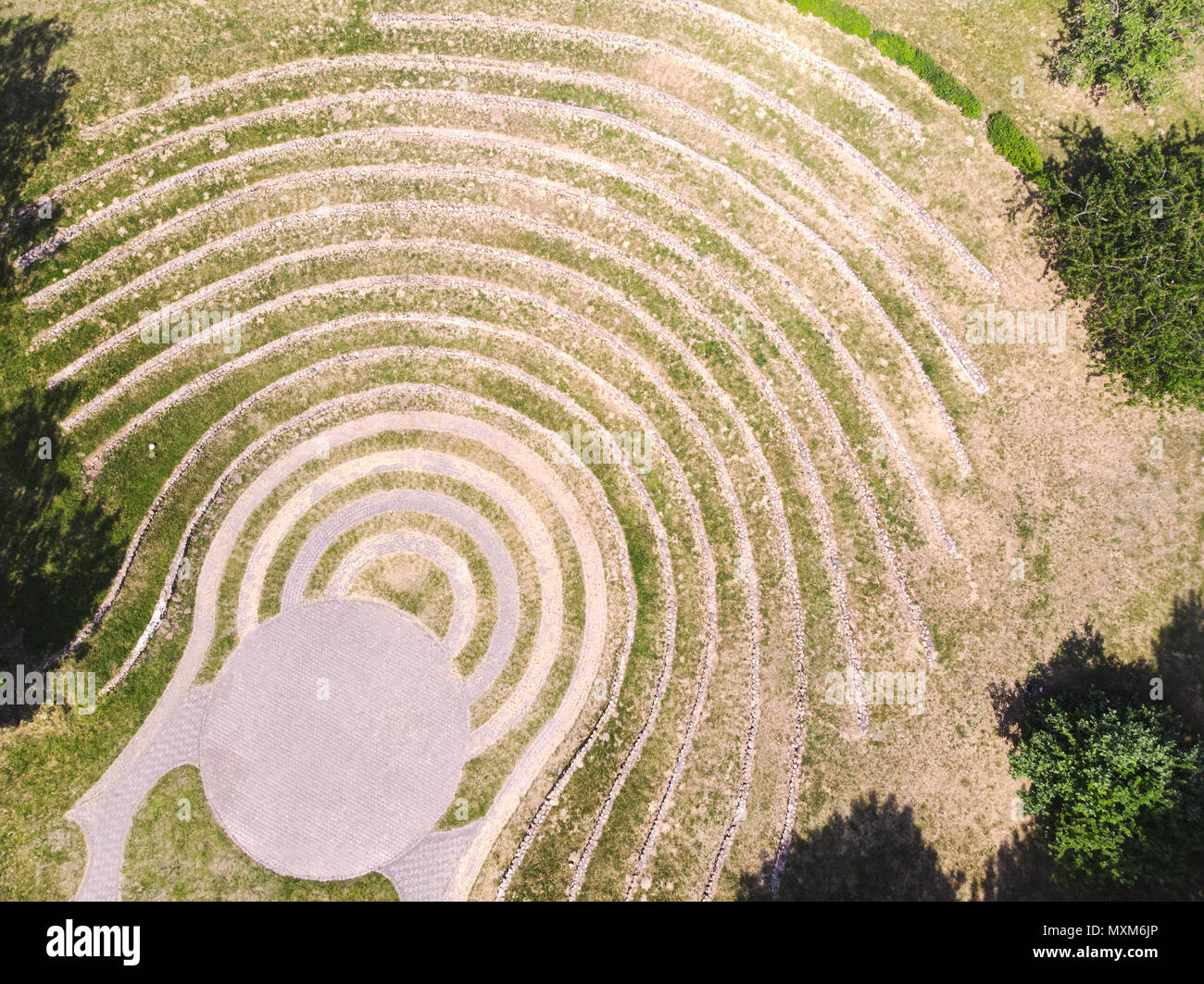 Anfiteatro all'aperto con aria aperta in sede d'estate il parco. vista aerea Foto Stock