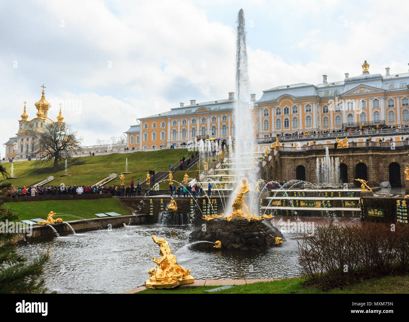 Saint Petersburg, Russia - 2 Maggio 2018: Grand cascata in Peterhof, San Pietroburgo, il Peterhof Palace è stato incluso nella lista del Patrimonio Mondiale dell'UNESCO Foto Stock