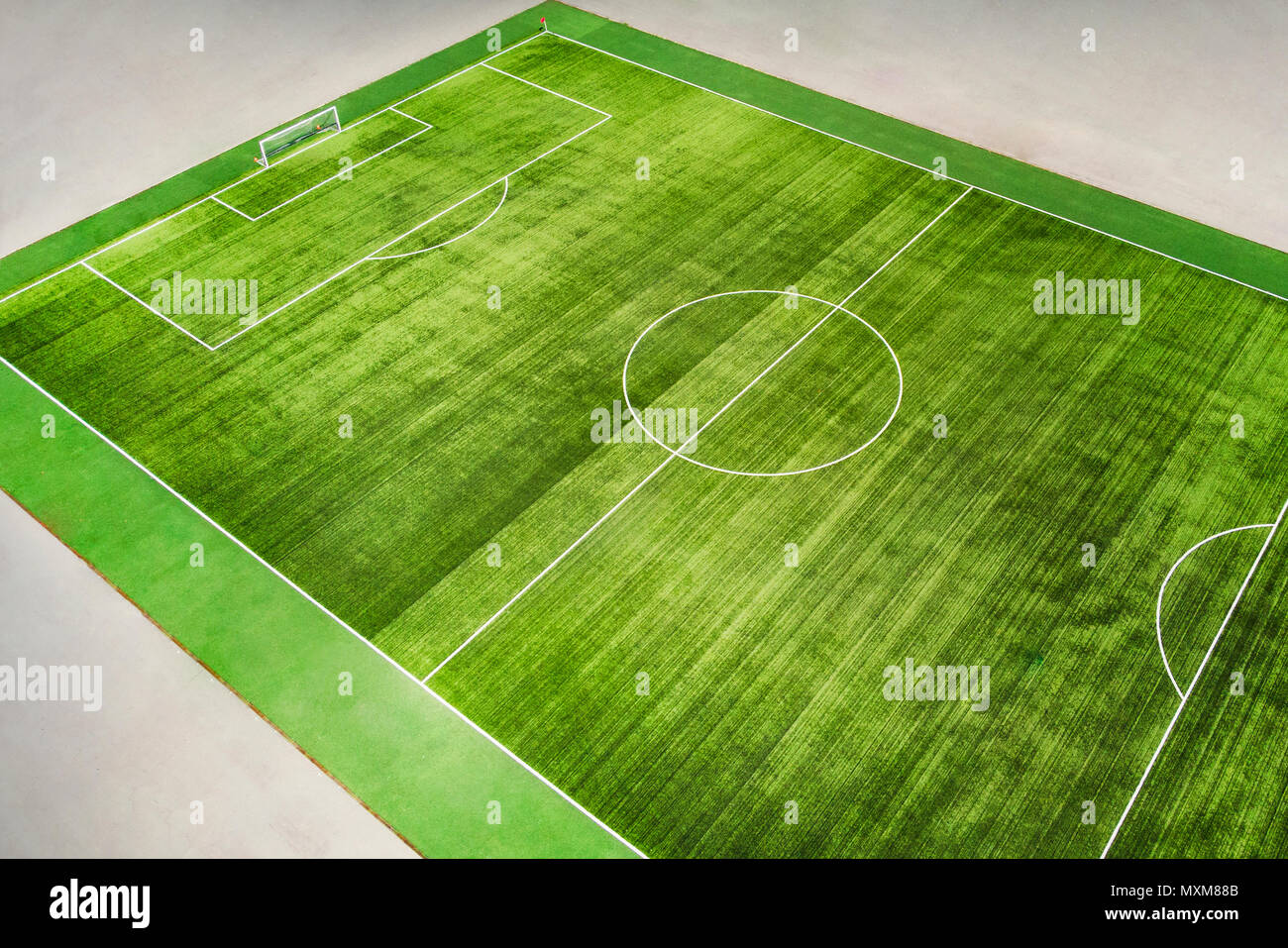 Un vero e proprio campo di calcio con linee sull'erba. Vista dall'alto di un angolo Foto Stock