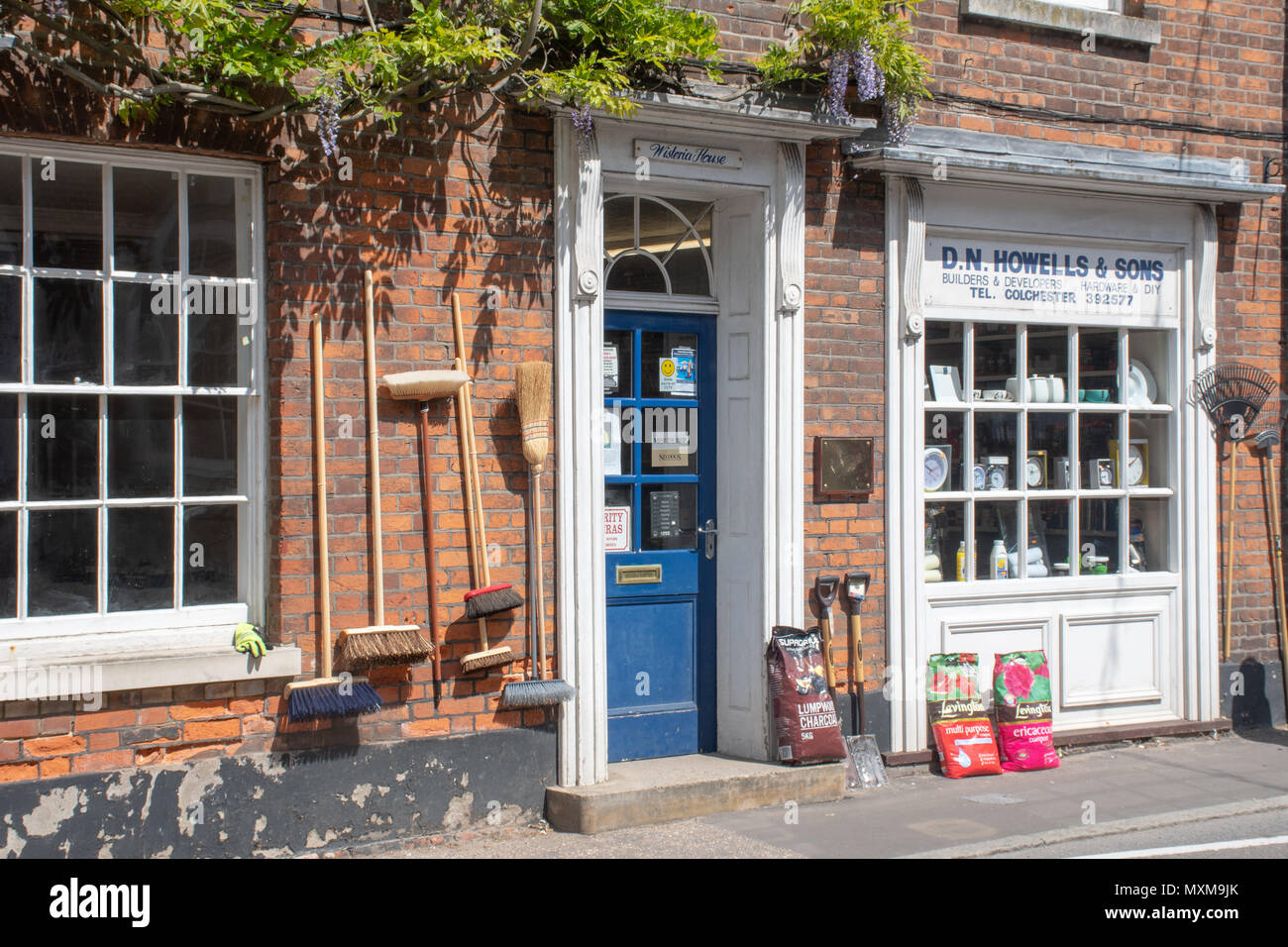 Mistley Essex REGNO UNITO - 18 Maggio 2018: tradizionale villaggio inglese negozio hardware Foto Stock