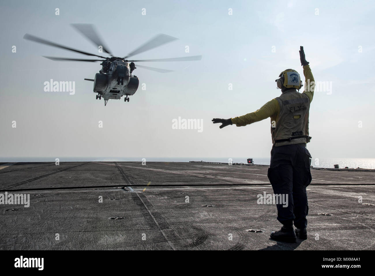 161117-N-KK394-062 GOLFO ARABICO (nov. 17, 2016) Petty Officer di terza classe Joshua Broadbent segnali ad un MH-53E mare Dragon elicottero assegnato all'Blackhawks di elicottero di contromisure Mine Squadron (HM) 15 sul ponte di volo della portaerei USS Dwight D. Eisenhower CVN (69) (IKE). Broadbent serve a bordo di IKE come un aereo di boatswain mate (manipolazione). Ike e la sua portante strike gruppo vengono distribuiti a supporto di funzionamento inerenti risolvere, le operazioni di sicurezza marittima e di teatro la cooperazione in materia di sicurezza gli sforzi negli Stati Uniti Quinta Flotta area di operazioni. (U.S. Navy foto di Petty Offi Foto Stock