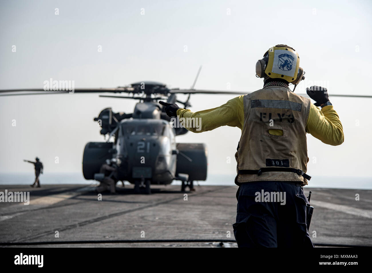 161117-N-KK394-102 GOLFO ARABICO (nov. 17, 2016) Petty Officer di terza classe Joshua Broadbent segnali ad un MH-53E mare Dragon elicottero assegnato all'Blackhawks di elicottero di contromisure Mine Squadron (HM) 15 sul ponte di volo della portaerei USS Dwight D. Eisenhower CVN (69) (IKE). Broadbent serve a bordo di IKE come un aereo di boatswain mate (manipolazione). Ike e la sua portante strike gruppo vengono distribuiti a supporto di funzionamento inerenti risolvere, le operazioni di sicurezza marittima e di teatro la cooperazione in materia di sicurezza gli sforzi negli Stati Uniti Quinta Flotta area di operazioni. (U.S. Navy foto di Petty Offi Foto Stock