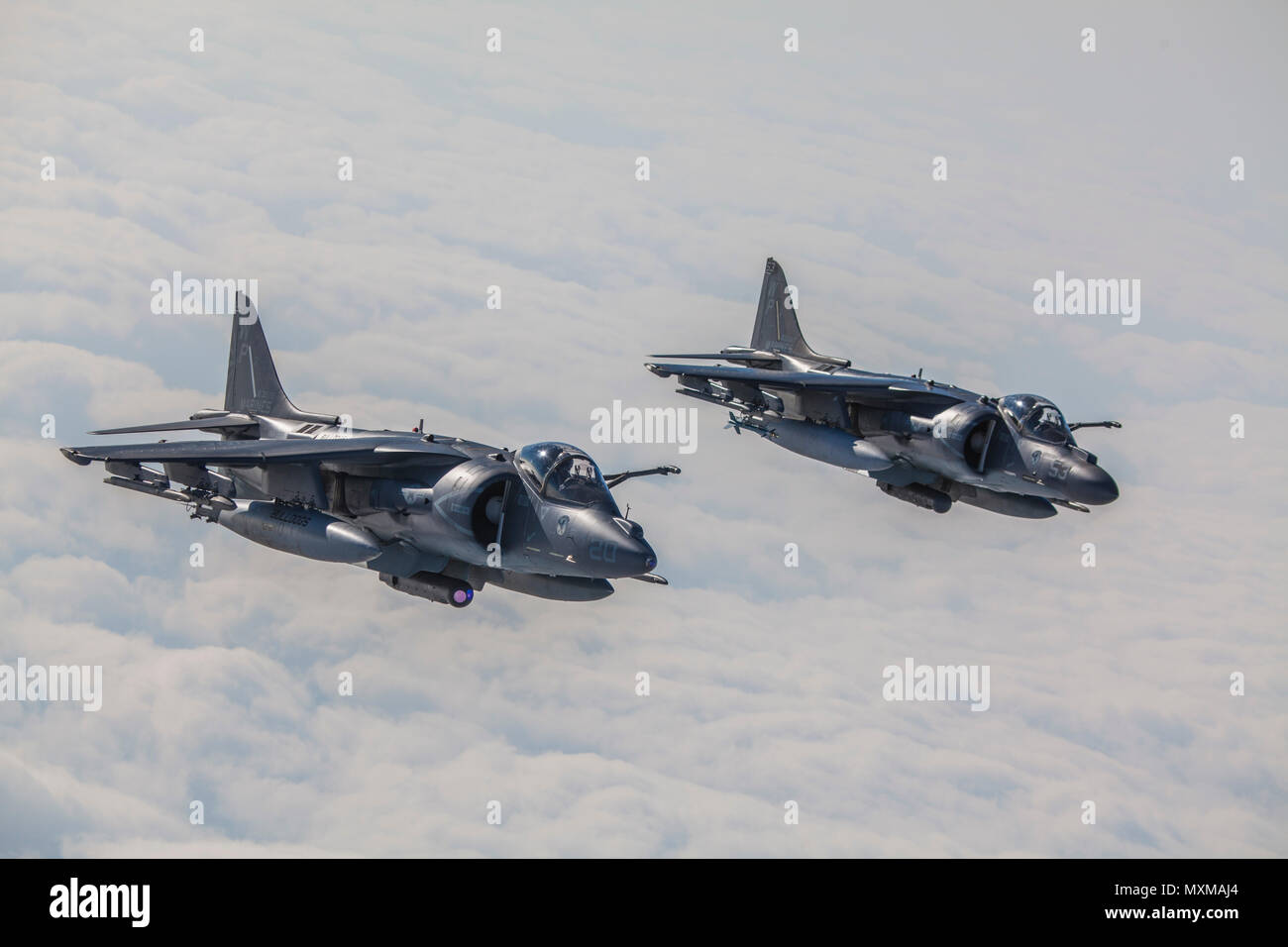 Stati Uniti Marine Corps AV-8B Harriers assegnato al Marine squadrone di attacco (VMA) 223, il comportamento di una antenna di fare rifornimento di carburante vicino a Marine Corps Air Station Cherry Point, N.C., nov. 15, 2016. Antenna Marine Refueler squadrone di trasporto 252 hanno partecipato a un'antenna il rifornimento di esercizio con VMA-223, Marine Tactical Electronic Warfare Squadron 3 e mezzo marino Tiltrotor Squadron 365 per mantenere l'operatività interservizi. (U.S. Marine Corps photo by Lance Cpl. Anthony J. Brosilow/rilasciato) Foto Stock