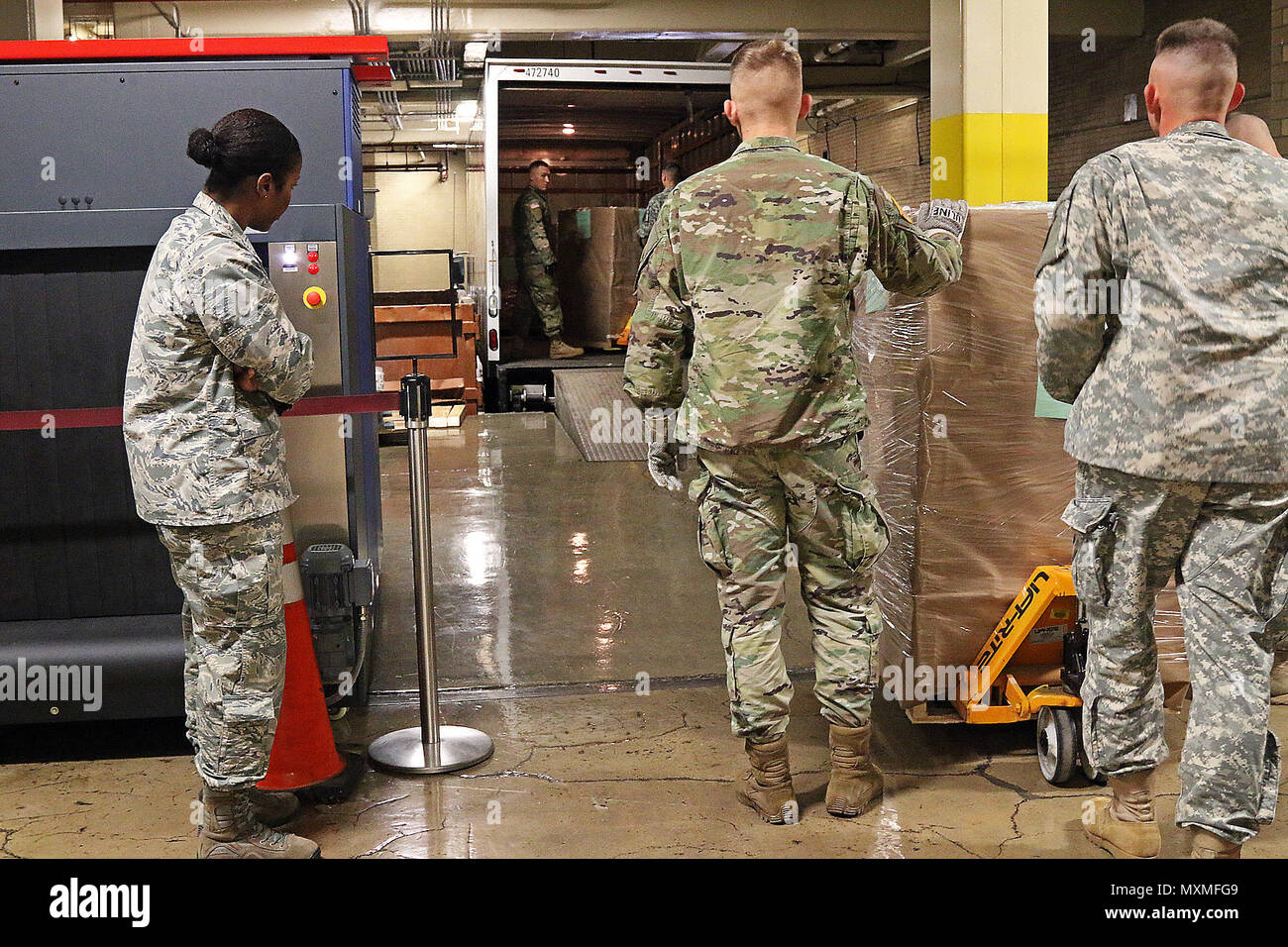 Stati Uniti Air Force Lt. Col. Vianesa Vargas (sinistra), il capo della squadra congiunta i record presso il National Archives e Records Administration, supervisiona i soldati assegnati al 3° U.S. Reggimento di Fanteria (la vecchia guardia) come essi carico scatole pallettizzate di record e gli artefatti dal Presidente Barrack Obama il mandato ad un autocarro per il trasporto al deposito temporaneo, nov. 1, 2016 presso gli archivi nazionali e Records Administration, Washington D.C. Vargas era presente in una diversa capacità durante il Obama inaugurazione del pugno, e ora sta vedendo la fine del suo mandato da assicurandosi che questi elementi arrivare tranquillamente t Foto Stock