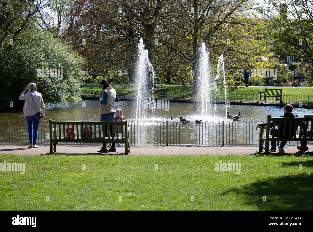 Il lago e le fontane, Jephson Gardens, Leamington Spa Warwickshire, Inghilterra, Regno Unito Foto Stock