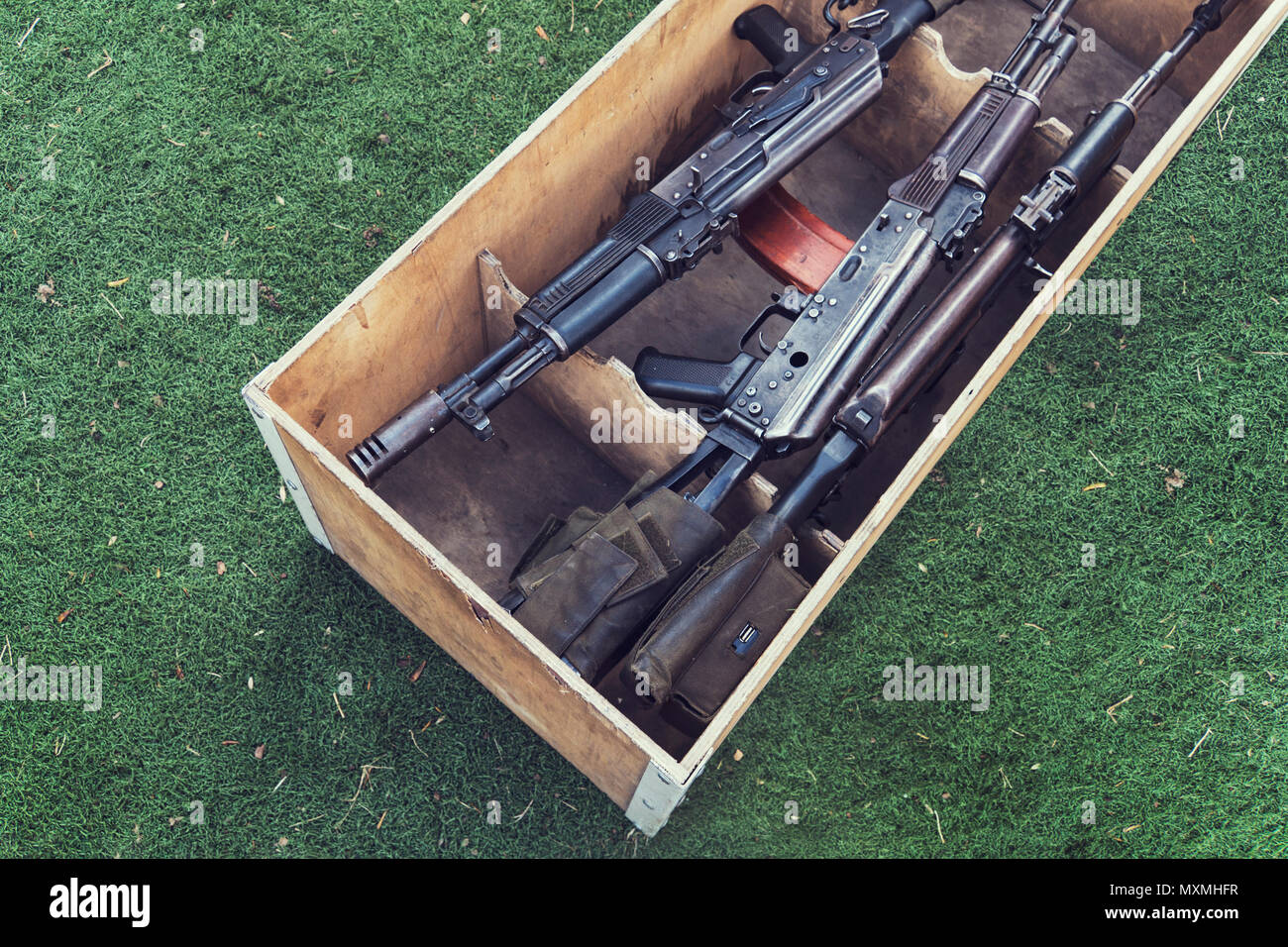 Casella di esercito di munizioni con AK47 fucile e munizioni. Un'arma automatica con un mirino da cecchino in cassa di legno Foto Stock