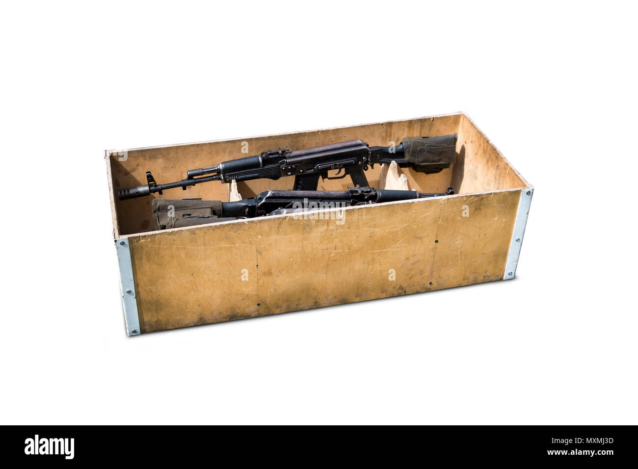 Kalashnikov fucili di assalto in una scatola di legno. Il commercio delle armi. vendita illegale di armi. Un'arma automatica con un mirino da cecchino in cassa di legno isolato su bianco Foto Stock