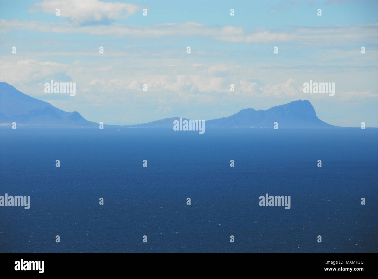 Una bellissima vista astratta dei picchi di montagna attraverso False Bay in una nebbiosa mattina. Fotografato da Città di Simon. Foto Stock