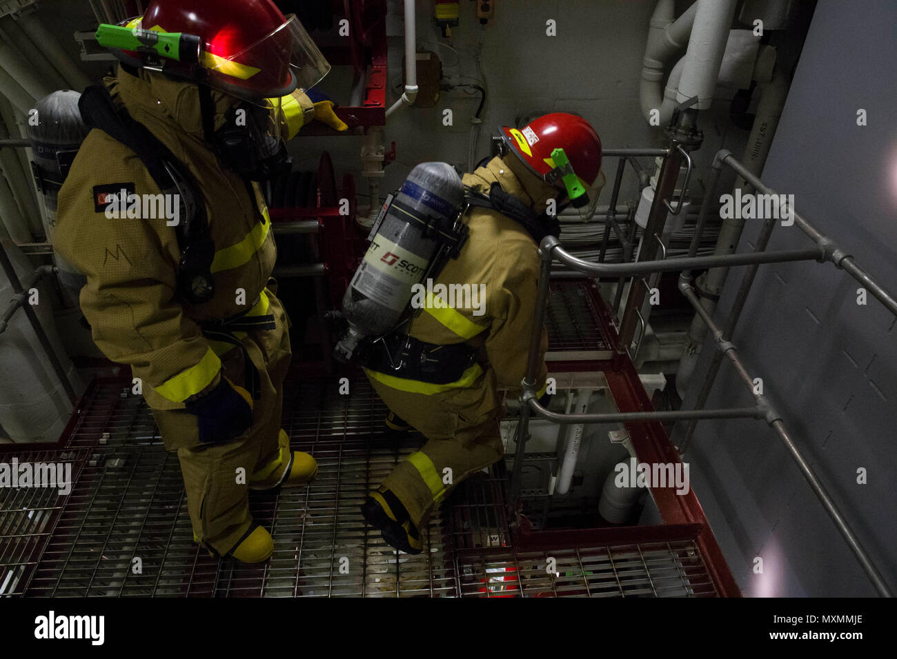 161114-N-HV059-041 MAR DEI CARAIBI (nov. 14, 2016) velisti assegnati alla USS Zumwalt (DDG 1000) si muovono attraverso la principale sala macchine uno per la posizione di un incendio durante un quartieri generali di esercizio. Con equipaggio 147 marinai, Zumwalt è la nave di piombo di una classe di nuova generazione cacciatorpediniere progettato per rafforzare la potenza navale eseguendo missioni critiche e migliorando la dissuasione NEGLI STATI UNITI, proiezione di potenza e il mare gli obiettivi di controllo. (U.S. Navy foto di Sottufficiali di 2a classe di Sonja Wickard/rilasciato) Foto Stock